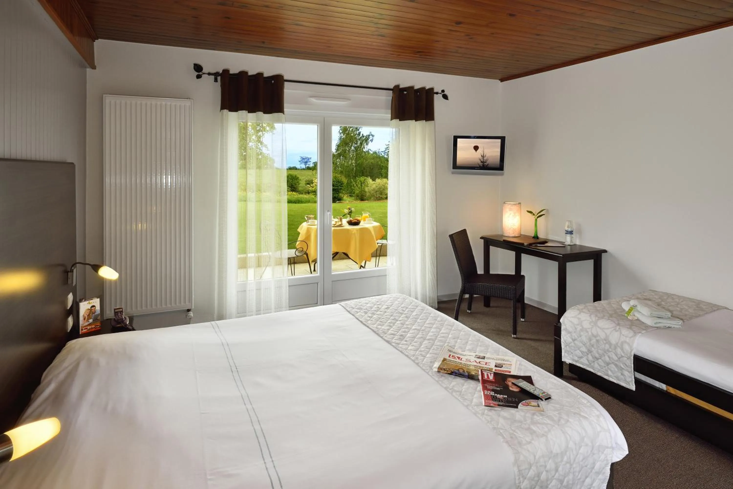 Bedroom, Bed in Hôtel du Bollenberg - Restaurant "Côté Plaine" - Spa de la Colline