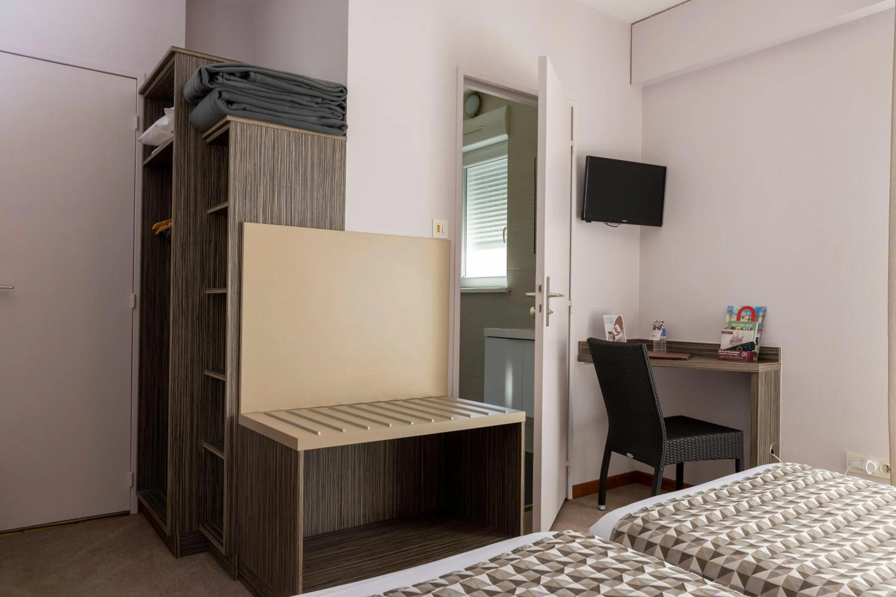 TV and multimedia, Bed in Hôtel du Bollenberg - Restaurant "Côté Plaine" - Spa de la Colline