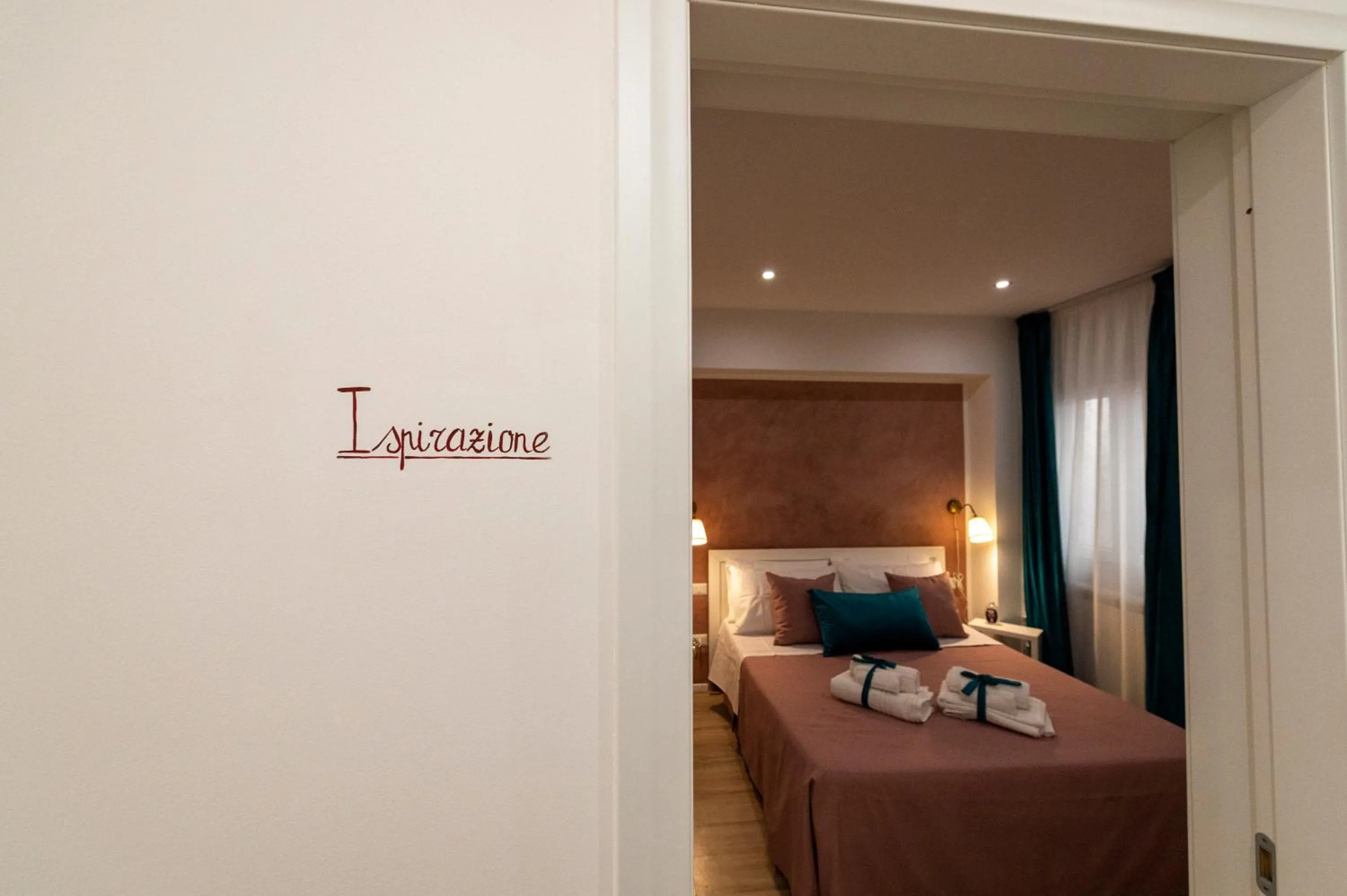 Bedroom, Bed in Claire