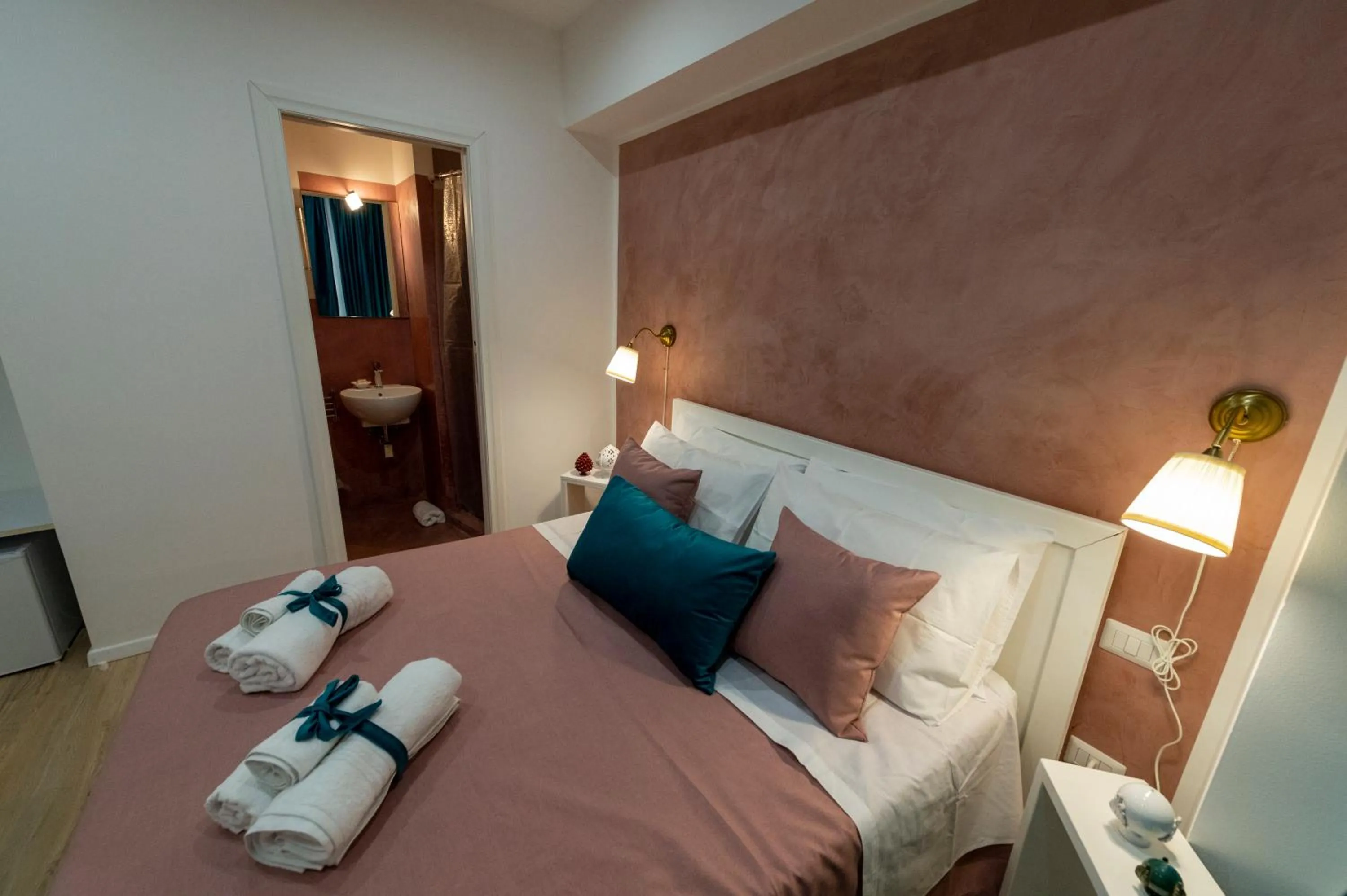 Photo of the whole room, Bed in Claire