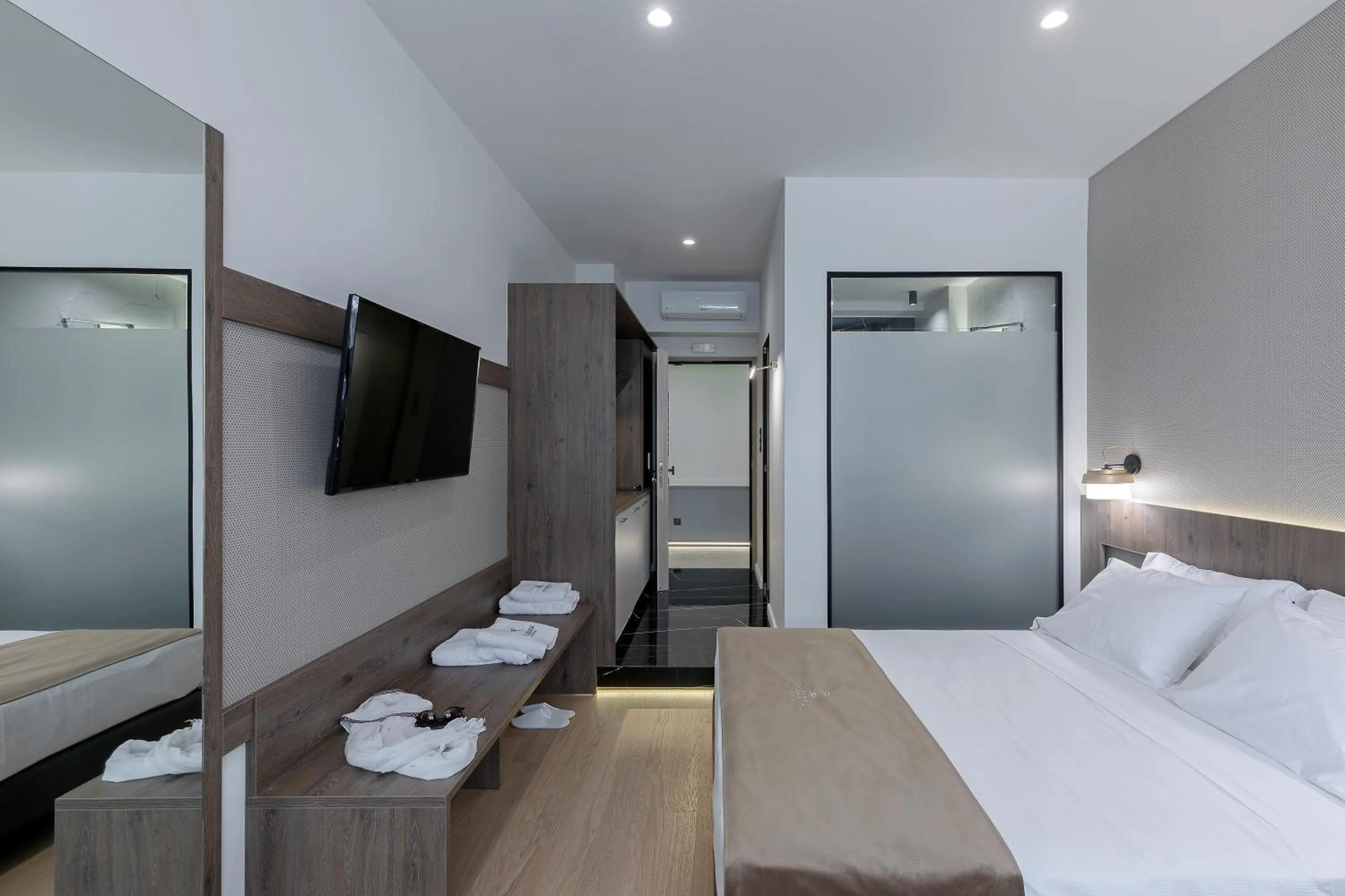 Photo of the whole room, Bed in Philosofia Athens Suites