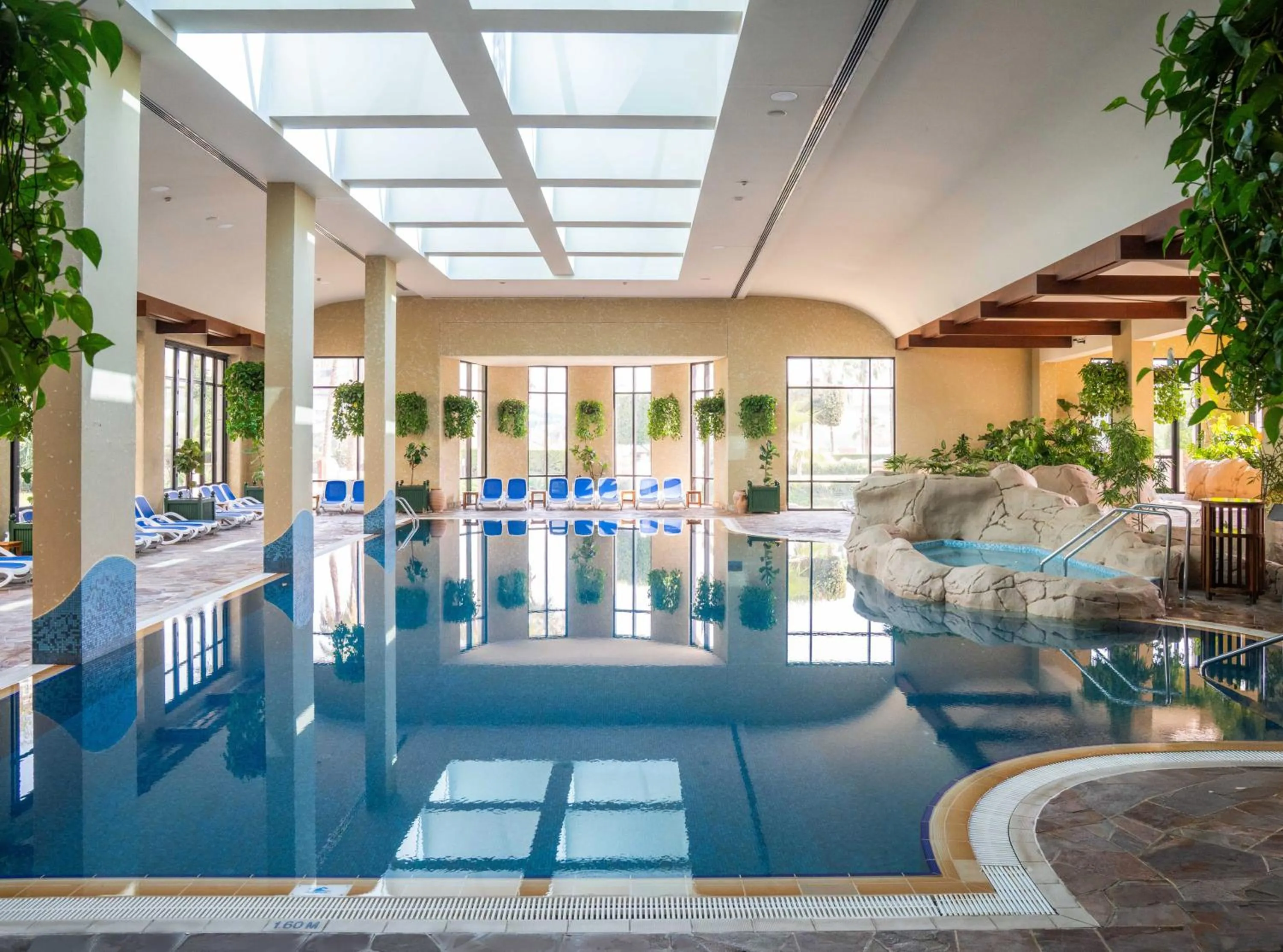 Swimming pool in Grand Hyatt Dubai Resort & Waterpark