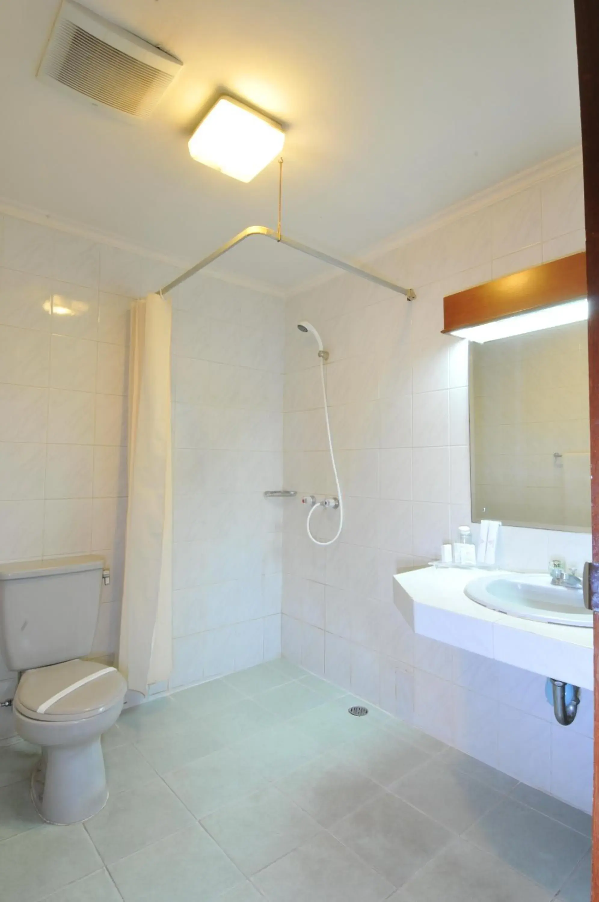 Bathroom in Cipta Hotel Wahid Hasyim Bathroom in Cipta Hotel Wahid Hasyim