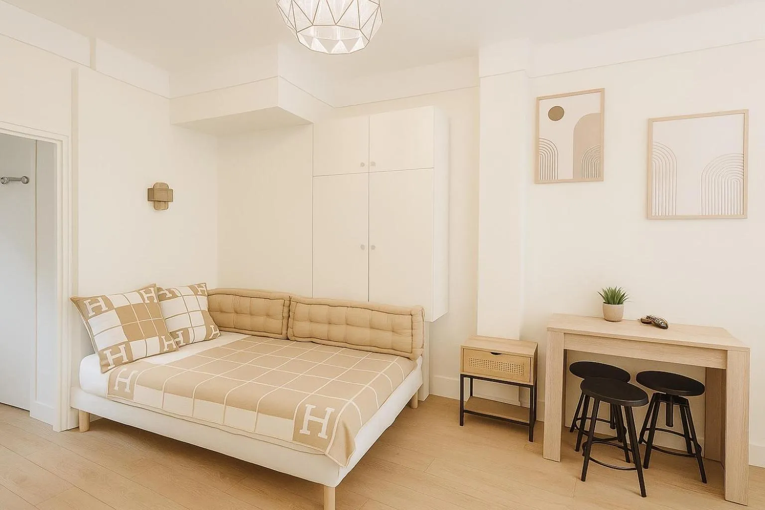 Living room, Bed in ARC DE TRIOMPHE-CARNOT Luxury & Design