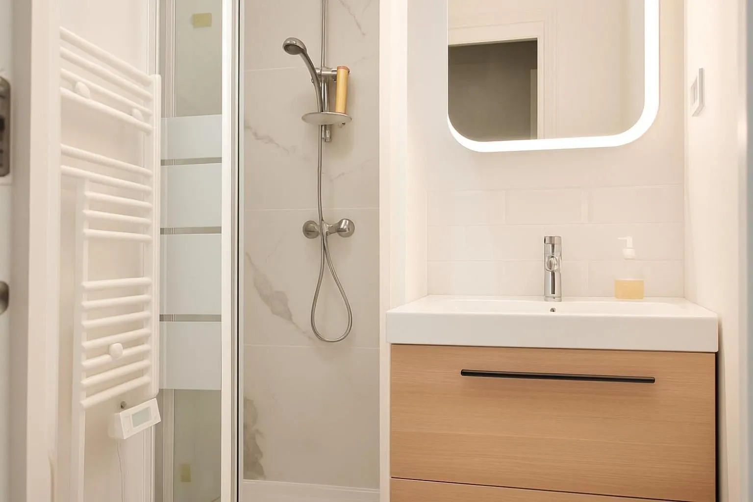 Shower in ARC DE TRIOMPHE-CARNOT Luxury & Design