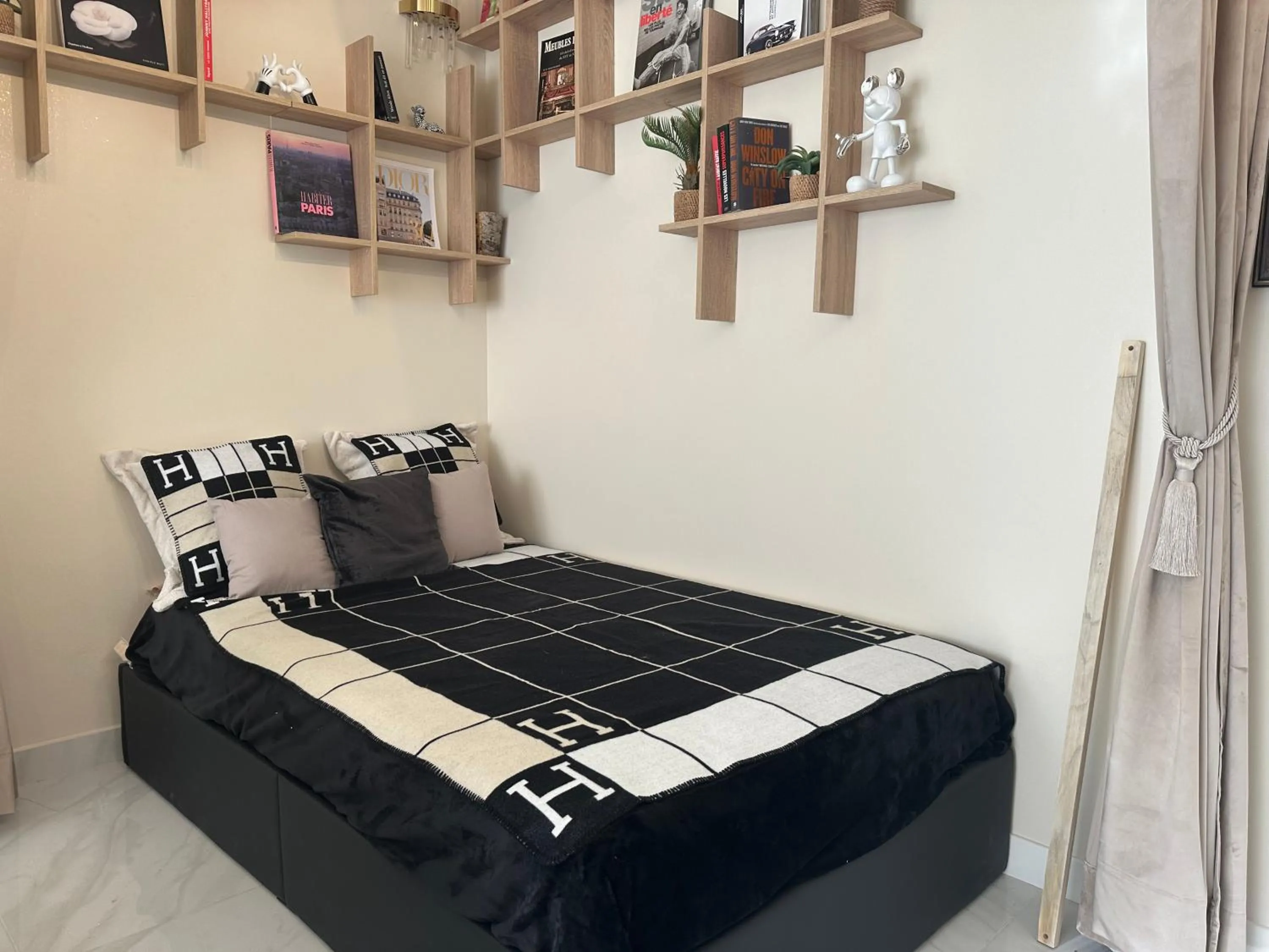 Bed in ARC DE TRIOMPHE-CARNOT Luxury & Design