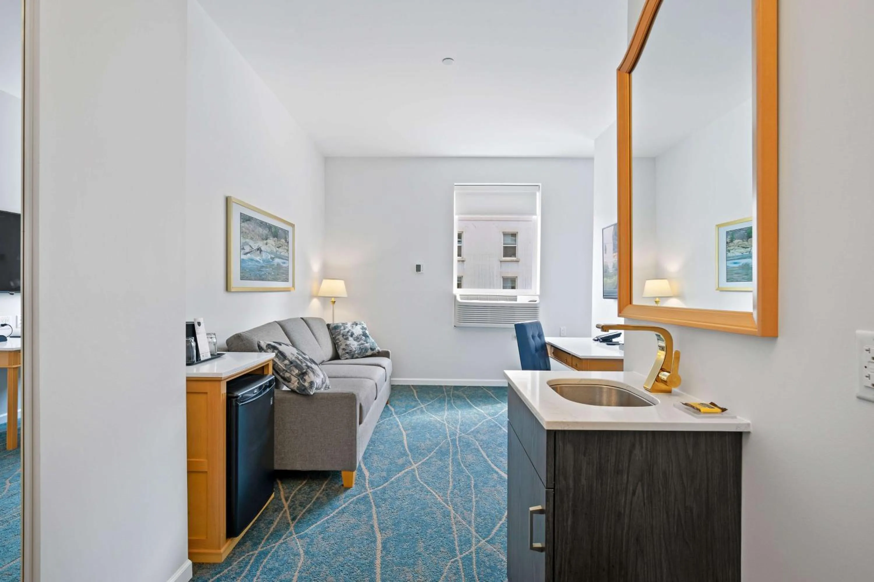 Bedroom in Crown Columbia Hotel; BW Premier Collection