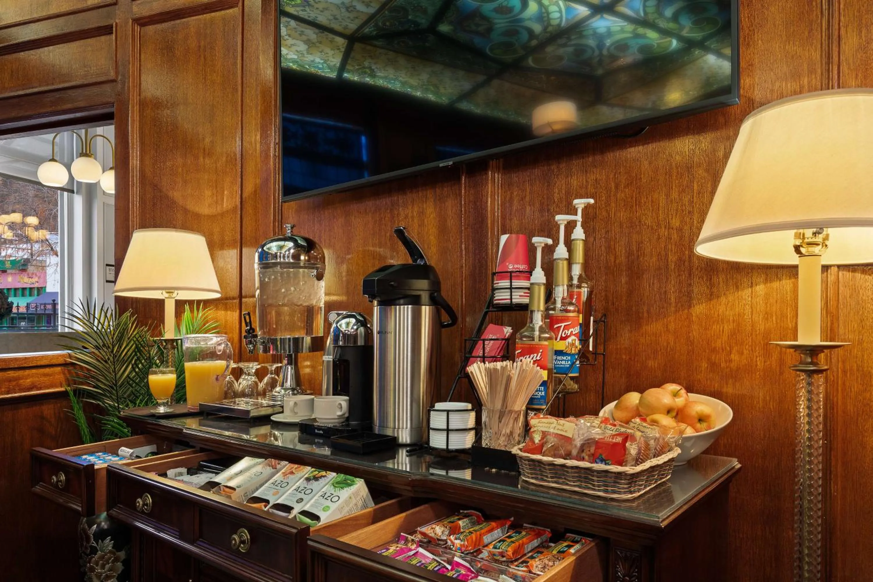 Lobby or reception in Crown Columbia Hotel; BW Premier Collection