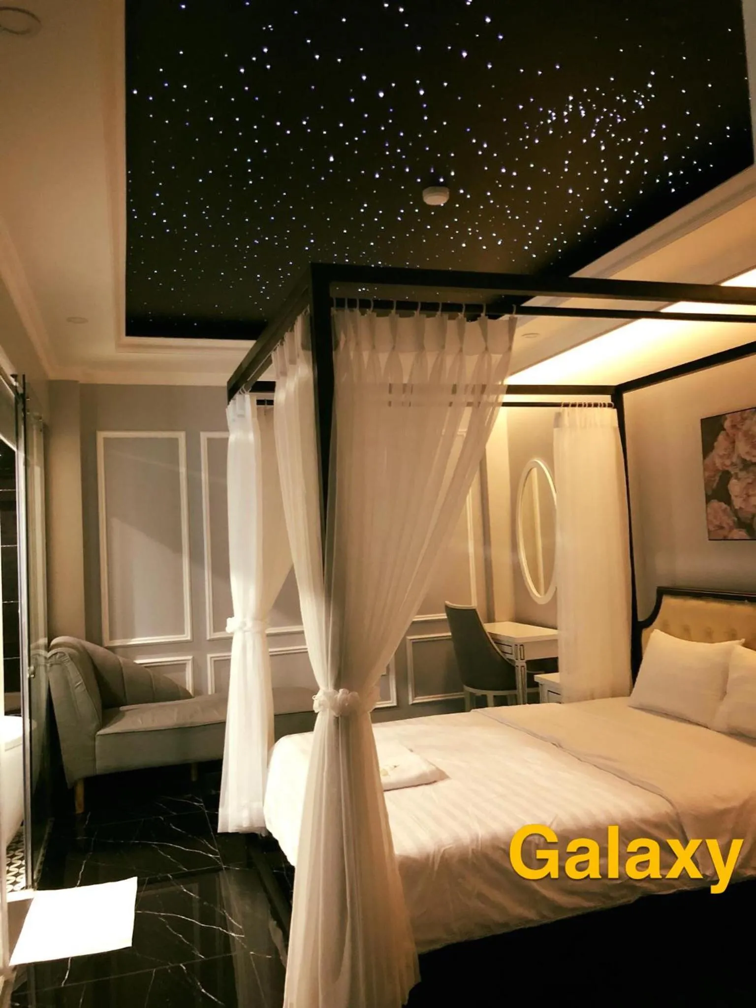 Bed in La Galerie Hotel