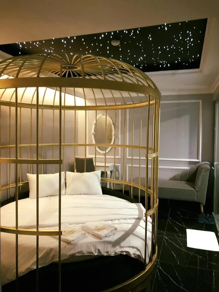 Bedroom, Bed in La Galerie Hotel