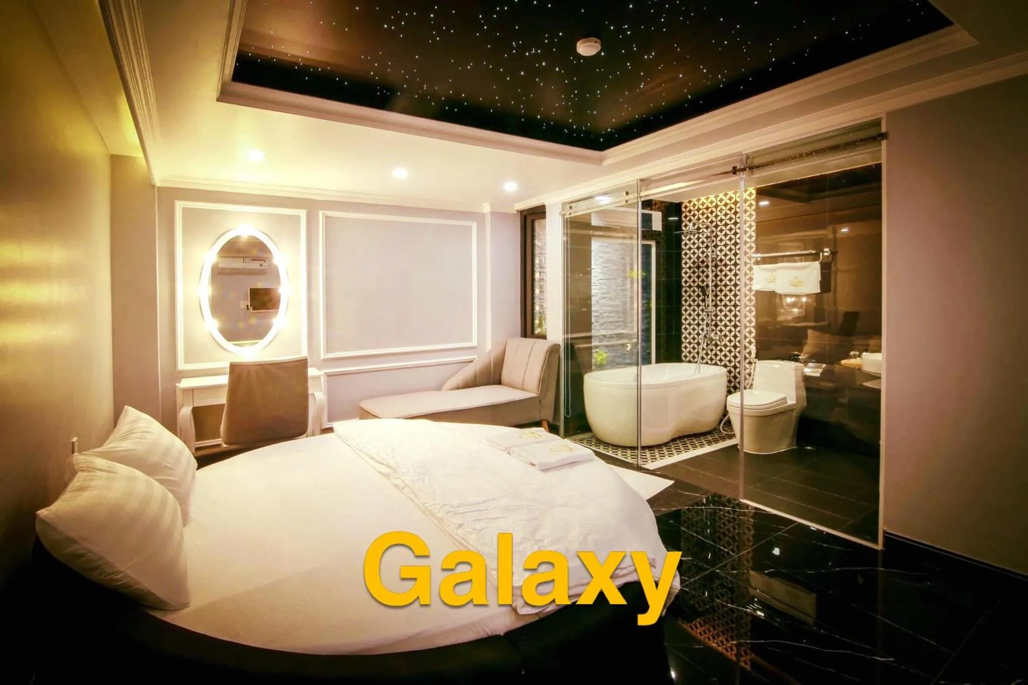 Photo of the whole room, Bed in La Galerie Hotel