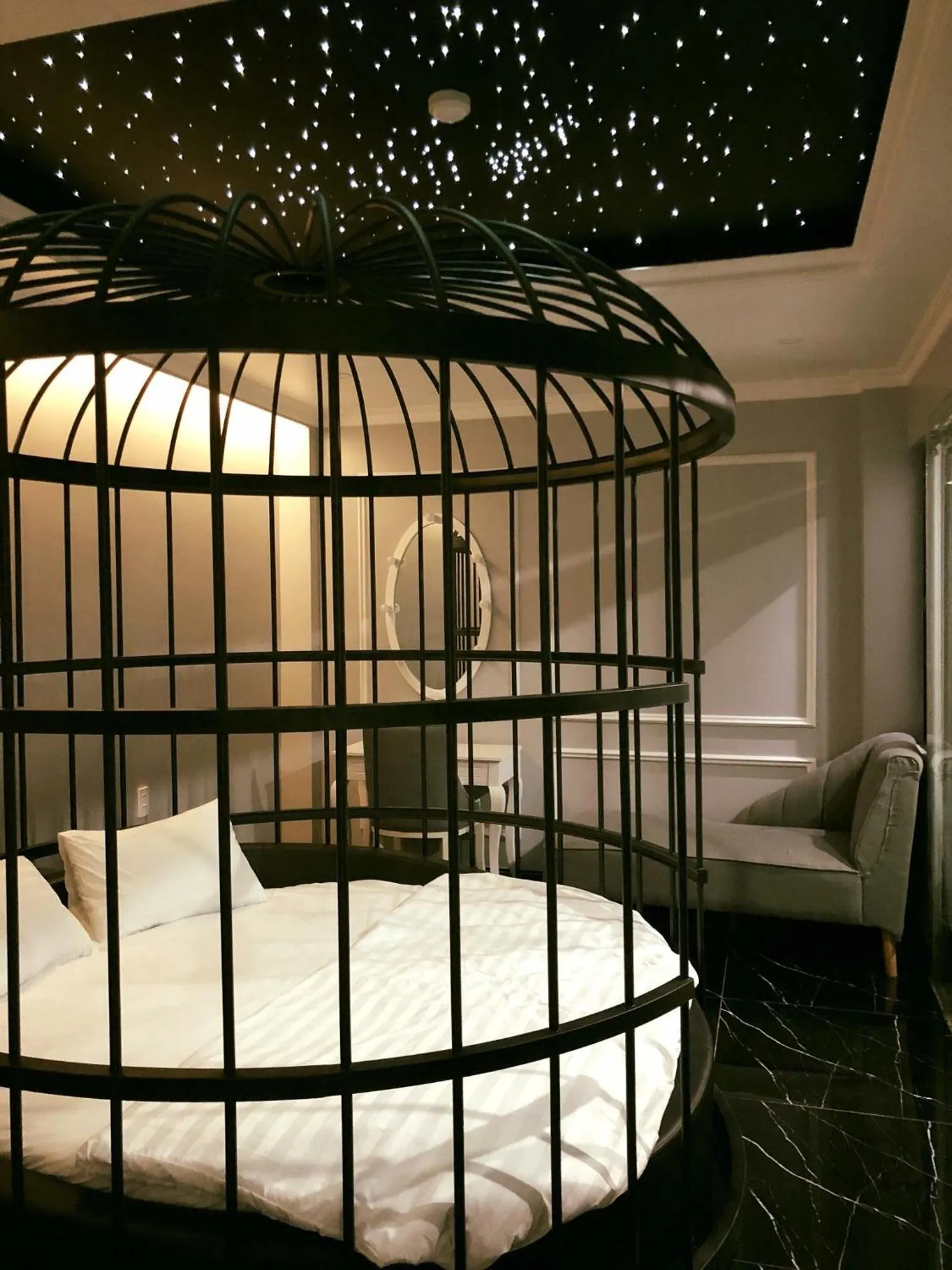 Photo of the whole room, Bed in La Galerie Hotel