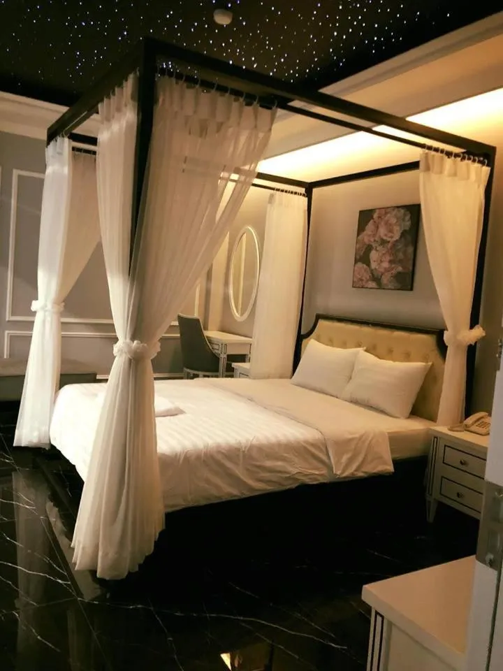 Bed in La Galerie Hotel