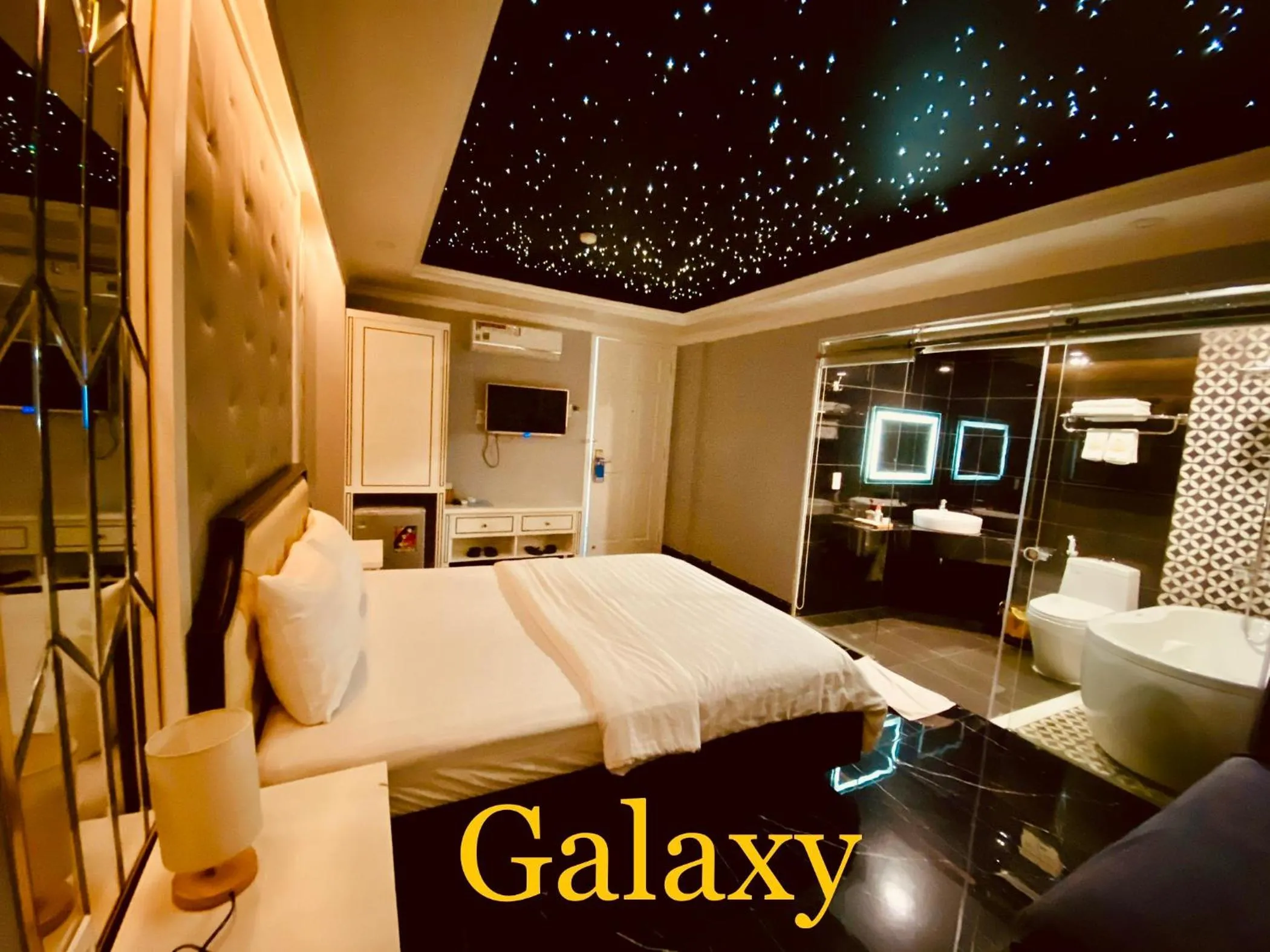 Bed in La Galerie Hotel