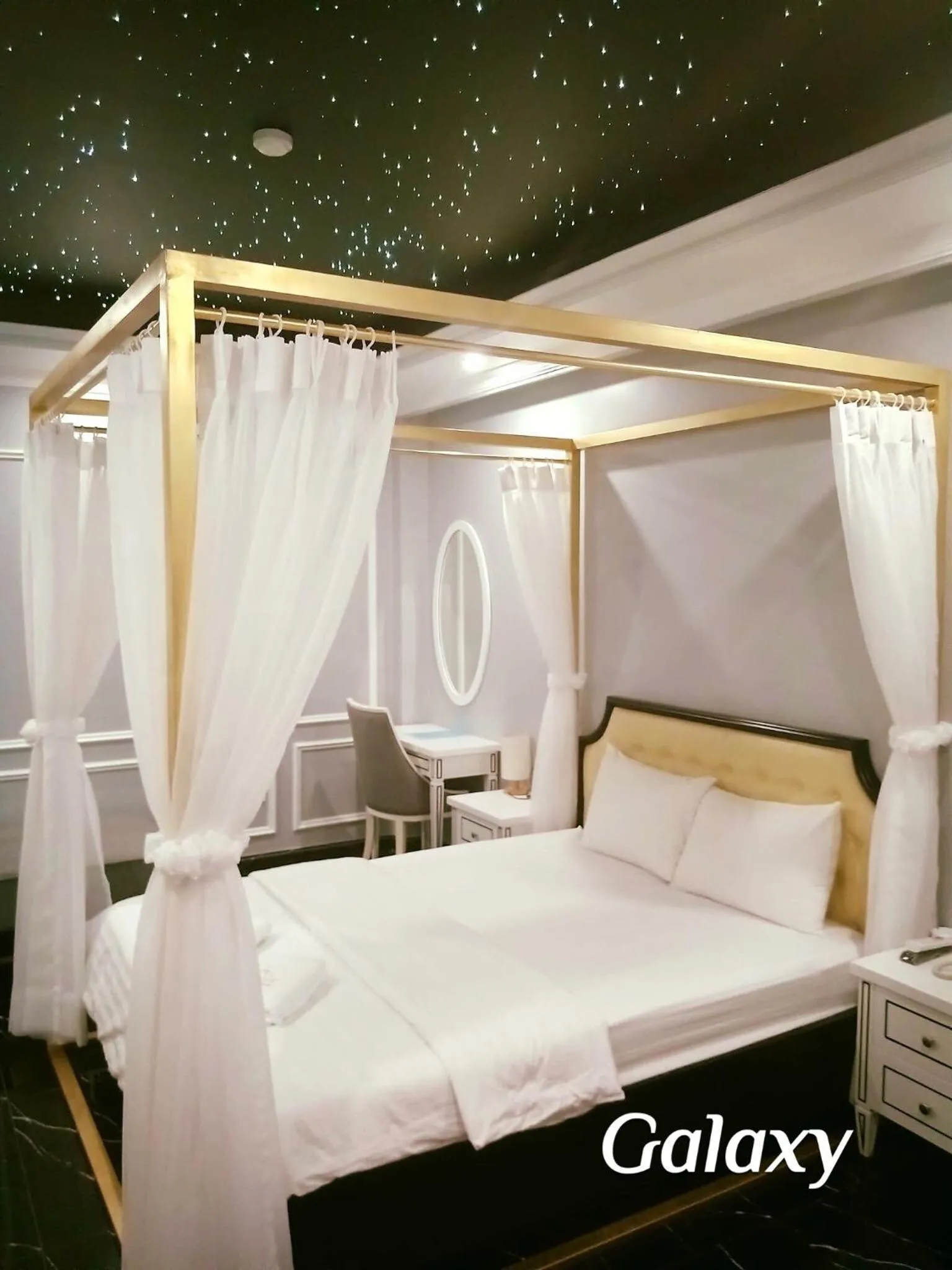 Bed in La Galerie Hotel