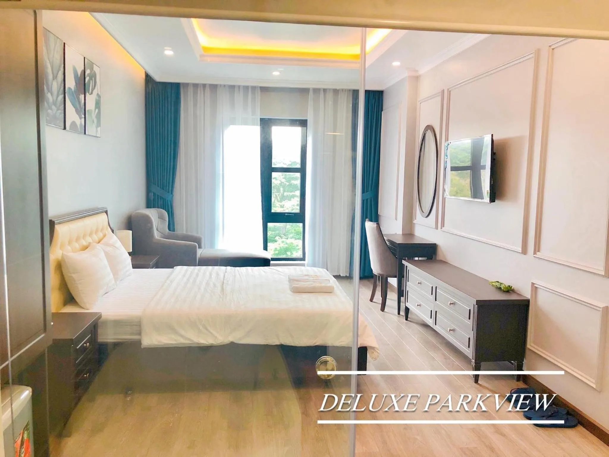 Photo of the whole room, Bed in La Galerie Hotel