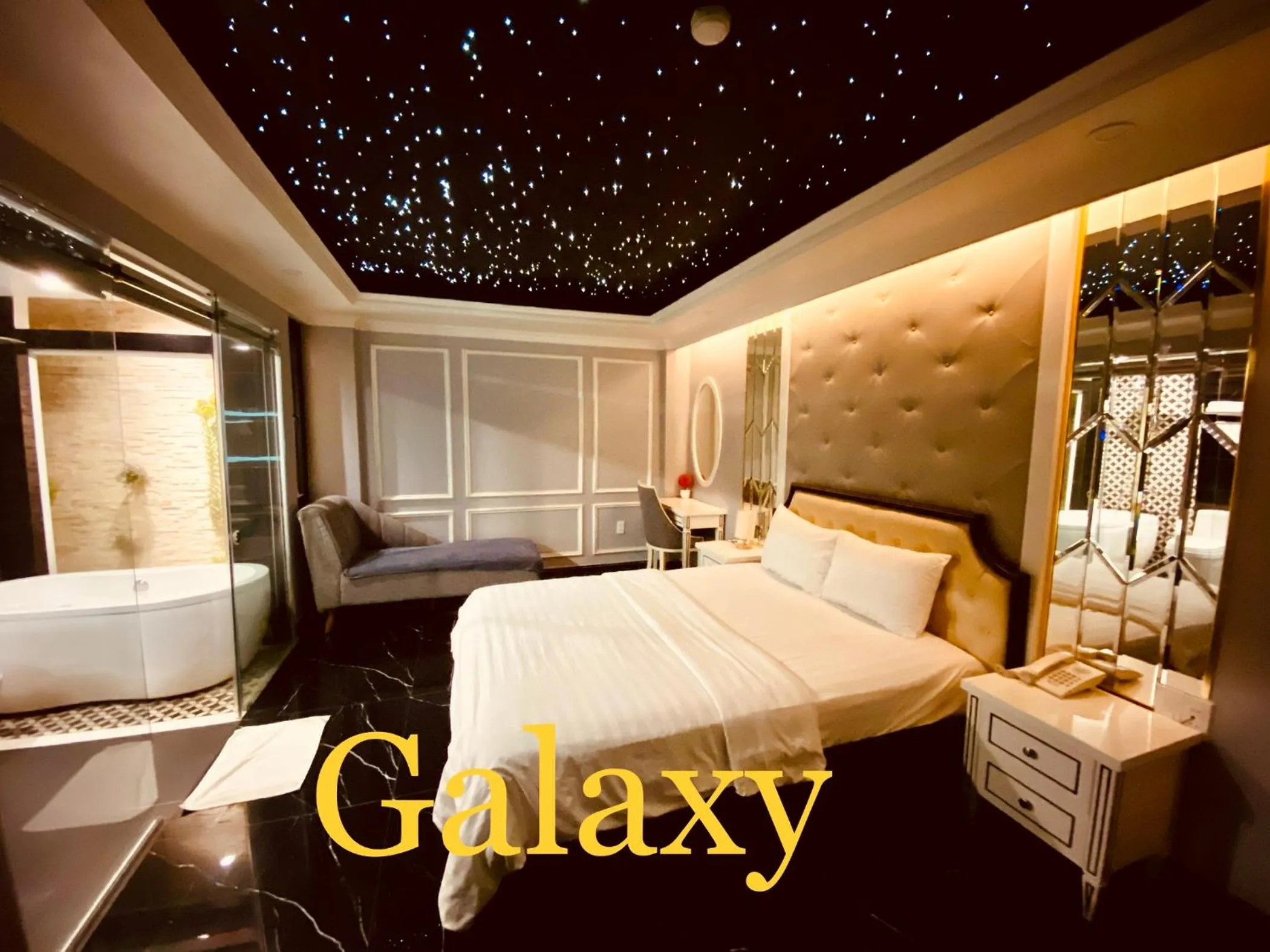 Bed in La Galerie Hotel