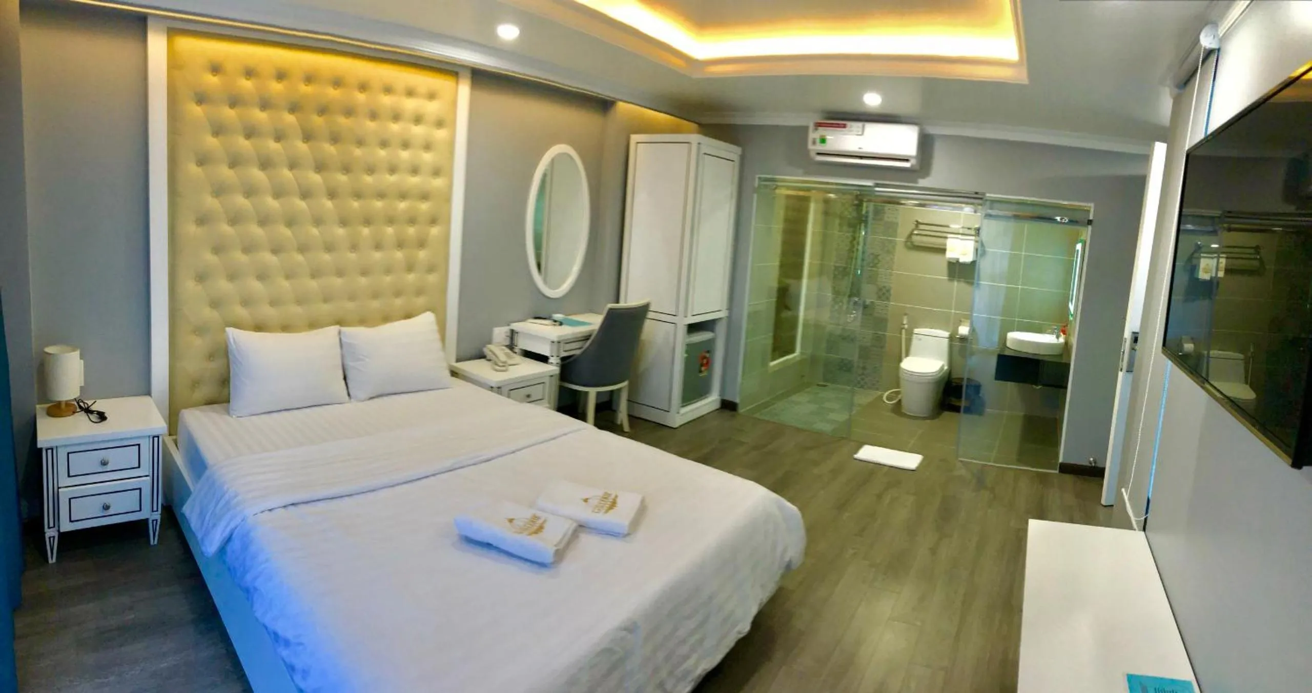 Photo of the whole room, Bed in La Galerie Hotel