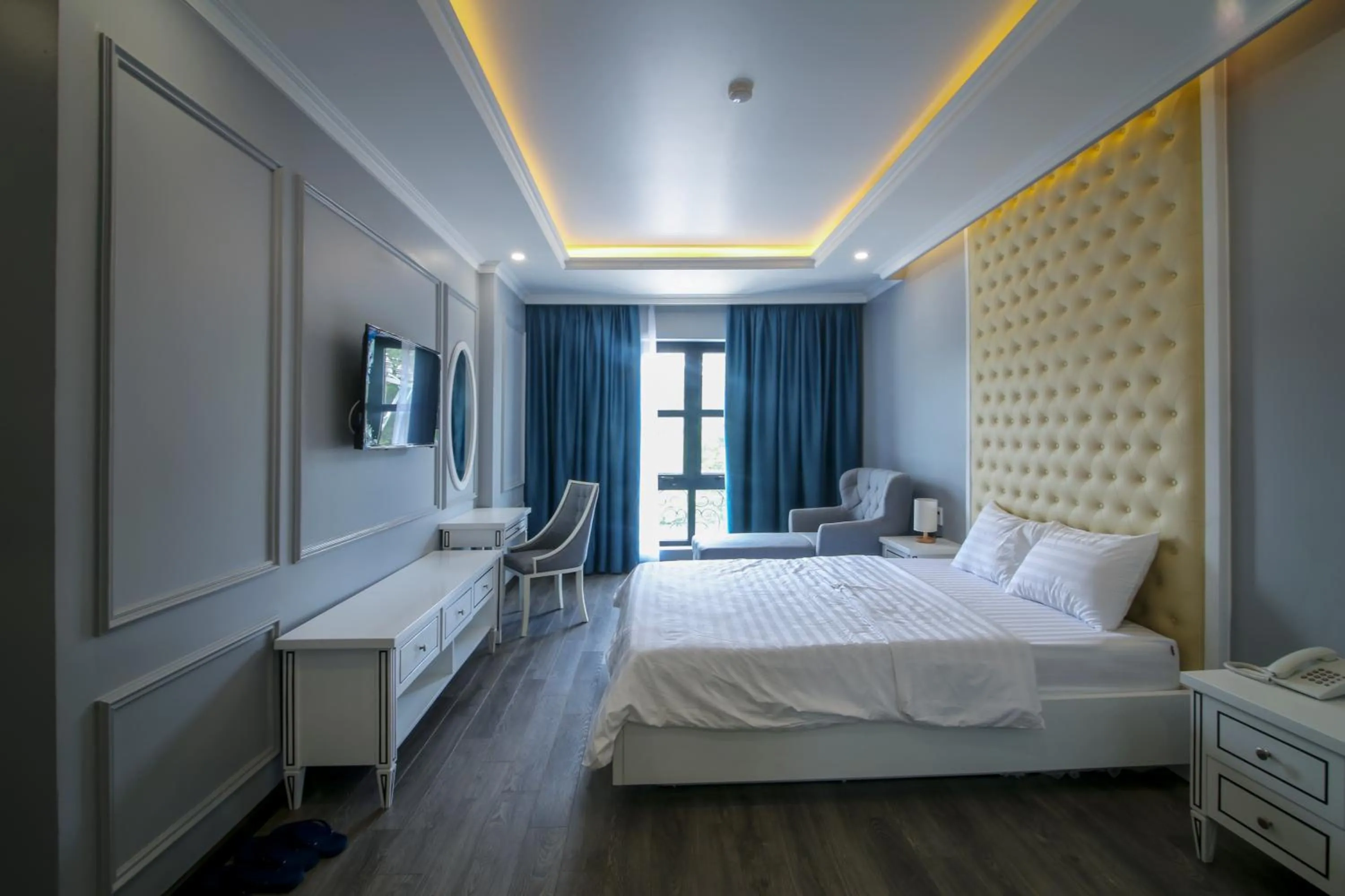 Photo of the whole room, Bed in La Galerie Hotel