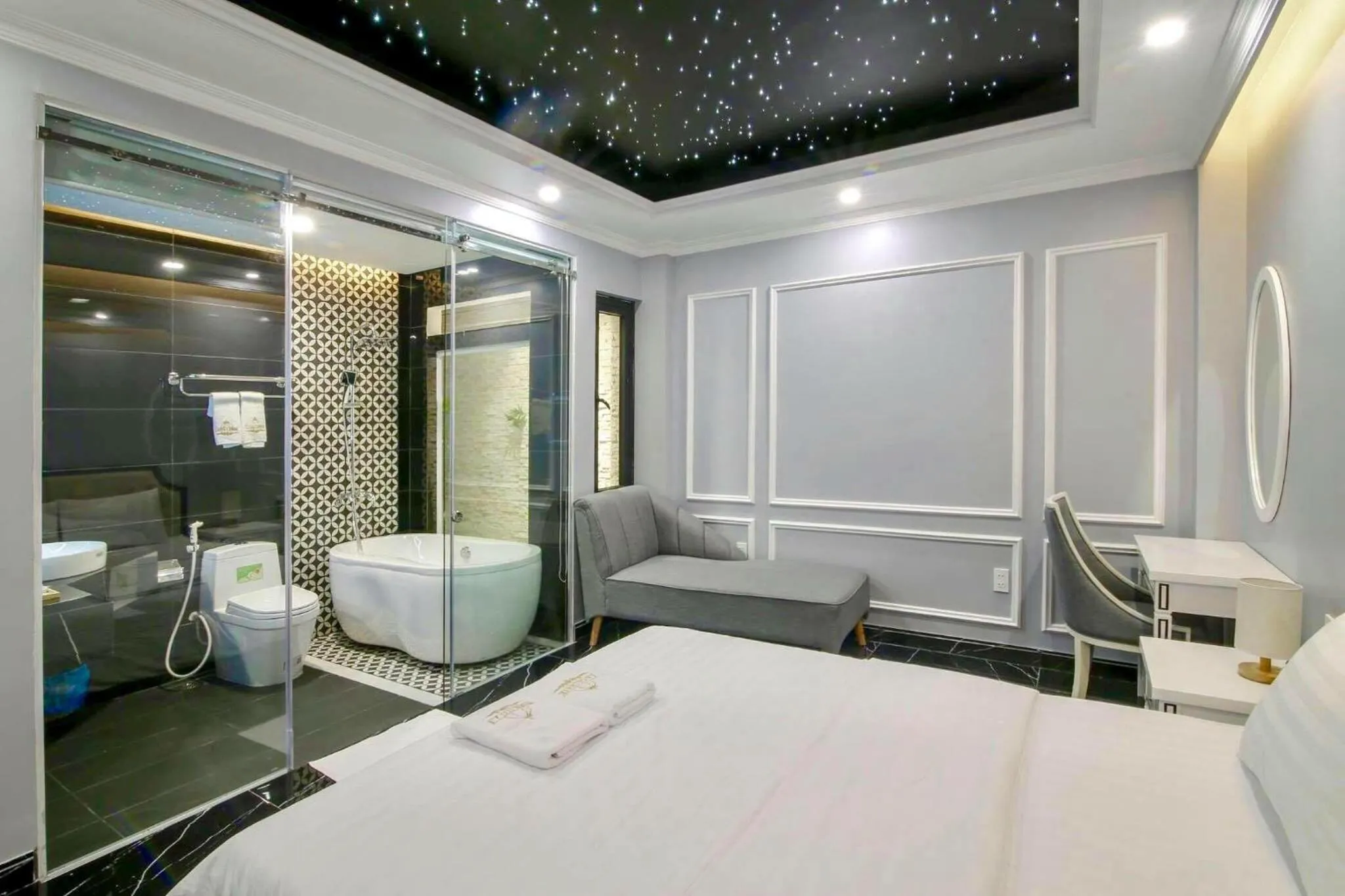 Shower, Bed in La Galerie Hotel
