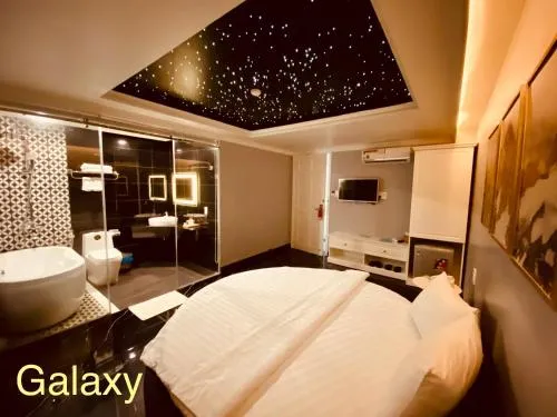 Bed in La Galerie Hotel