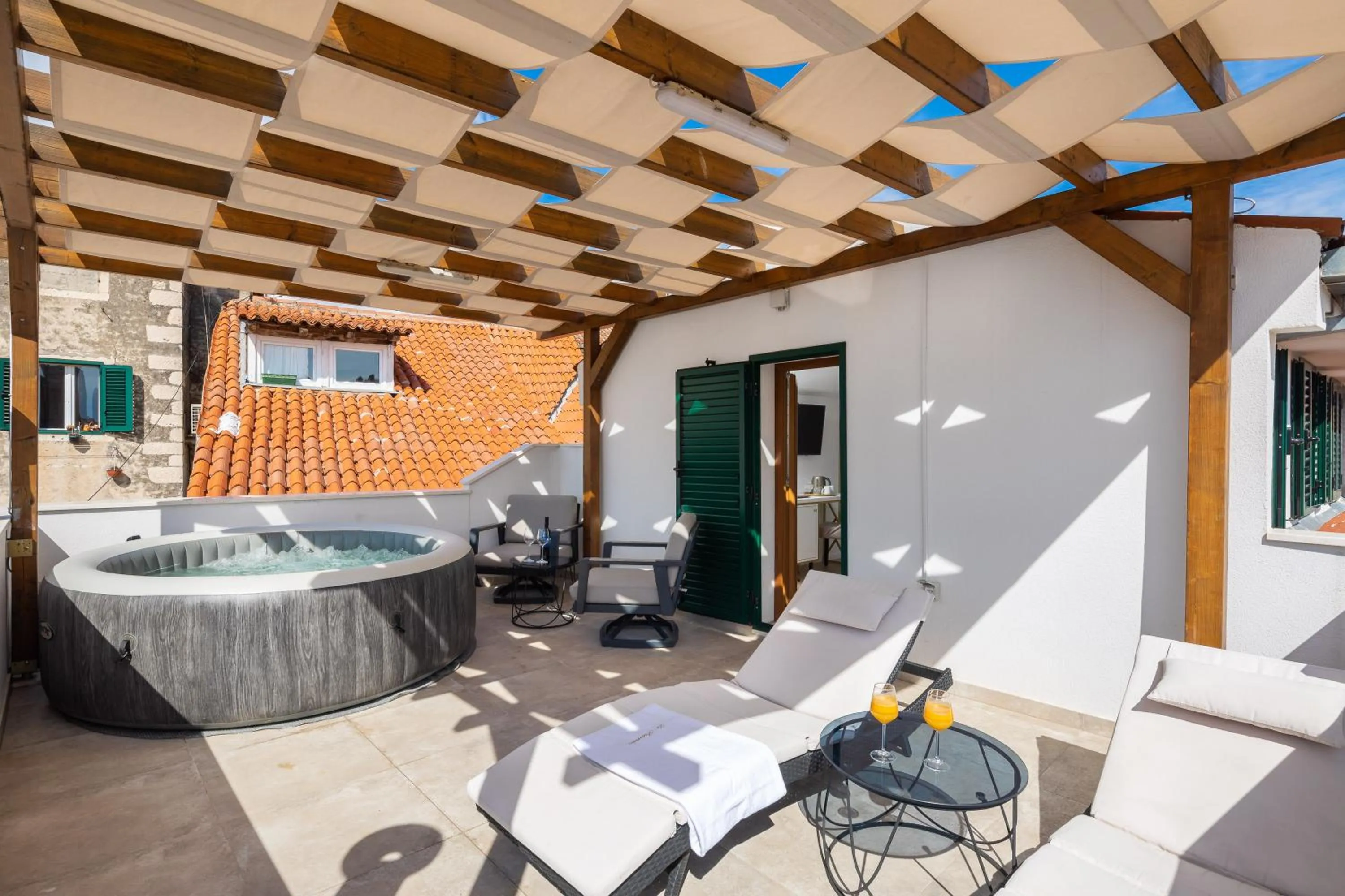 Hot Tub in Le Premier Luxury Rooms