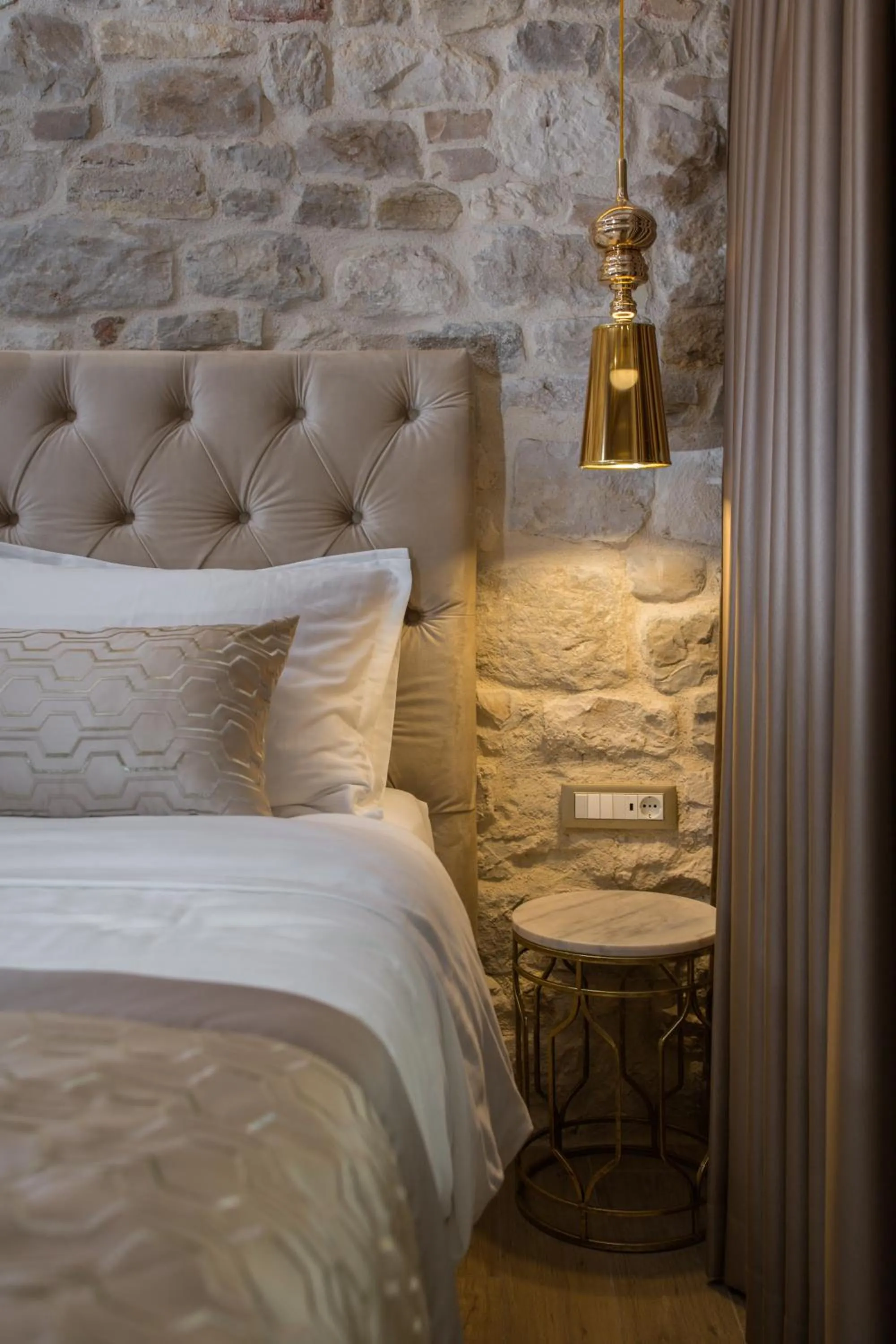 Bed in Le Premier Luxury Rooms