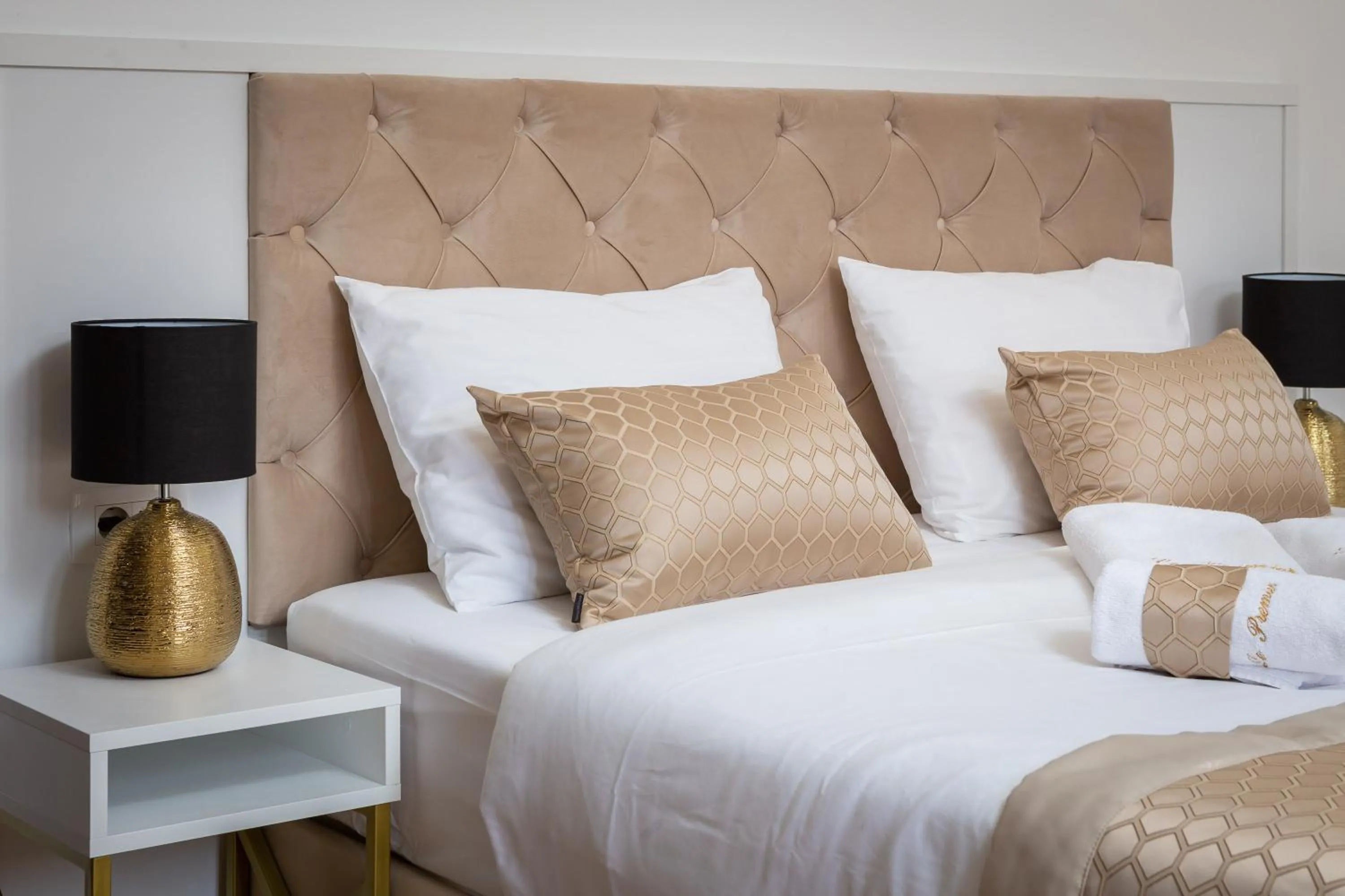 Bed in Le Premier Luxury Rooms