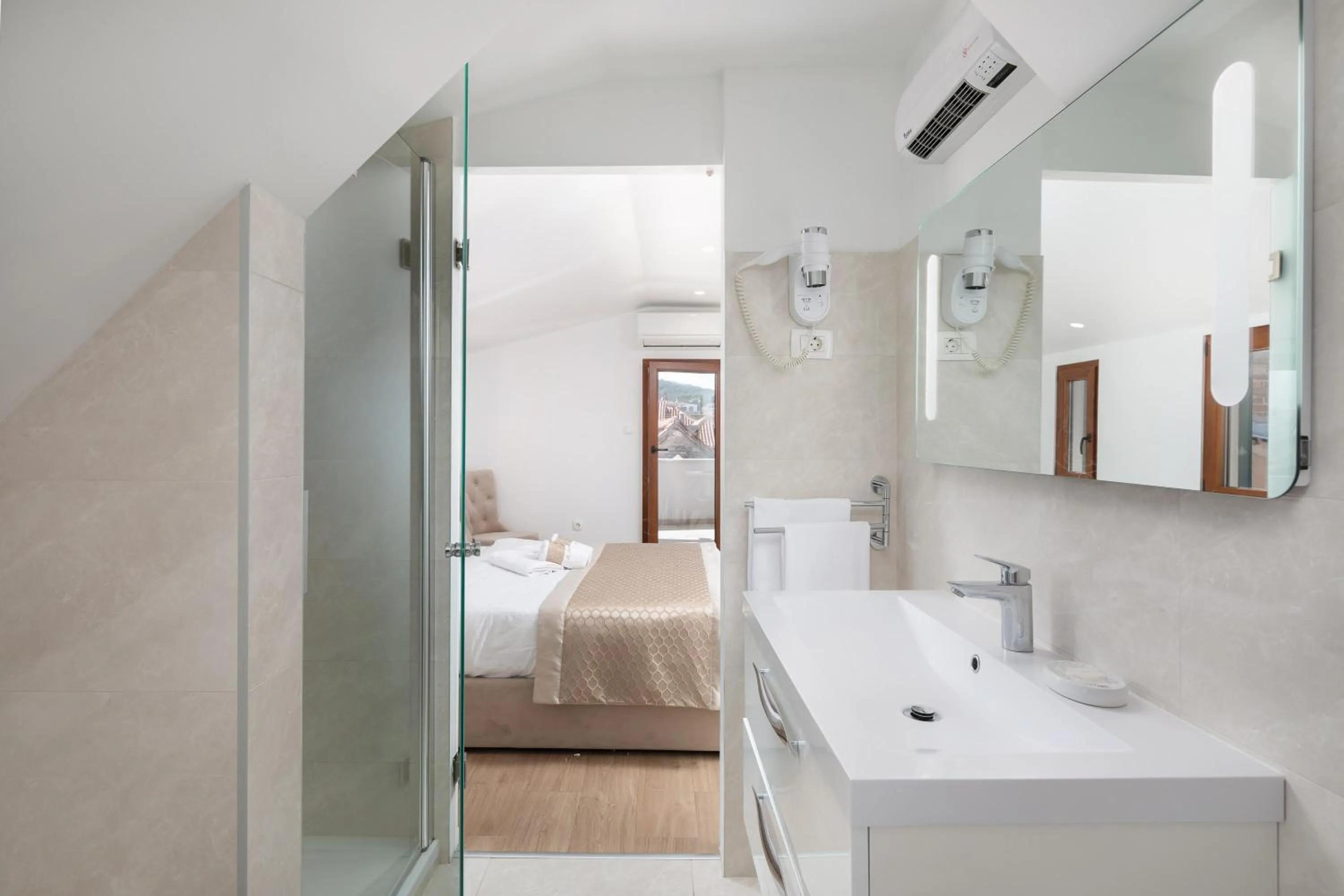 Bathroom, Bed in Le Premier Luxury Rooms