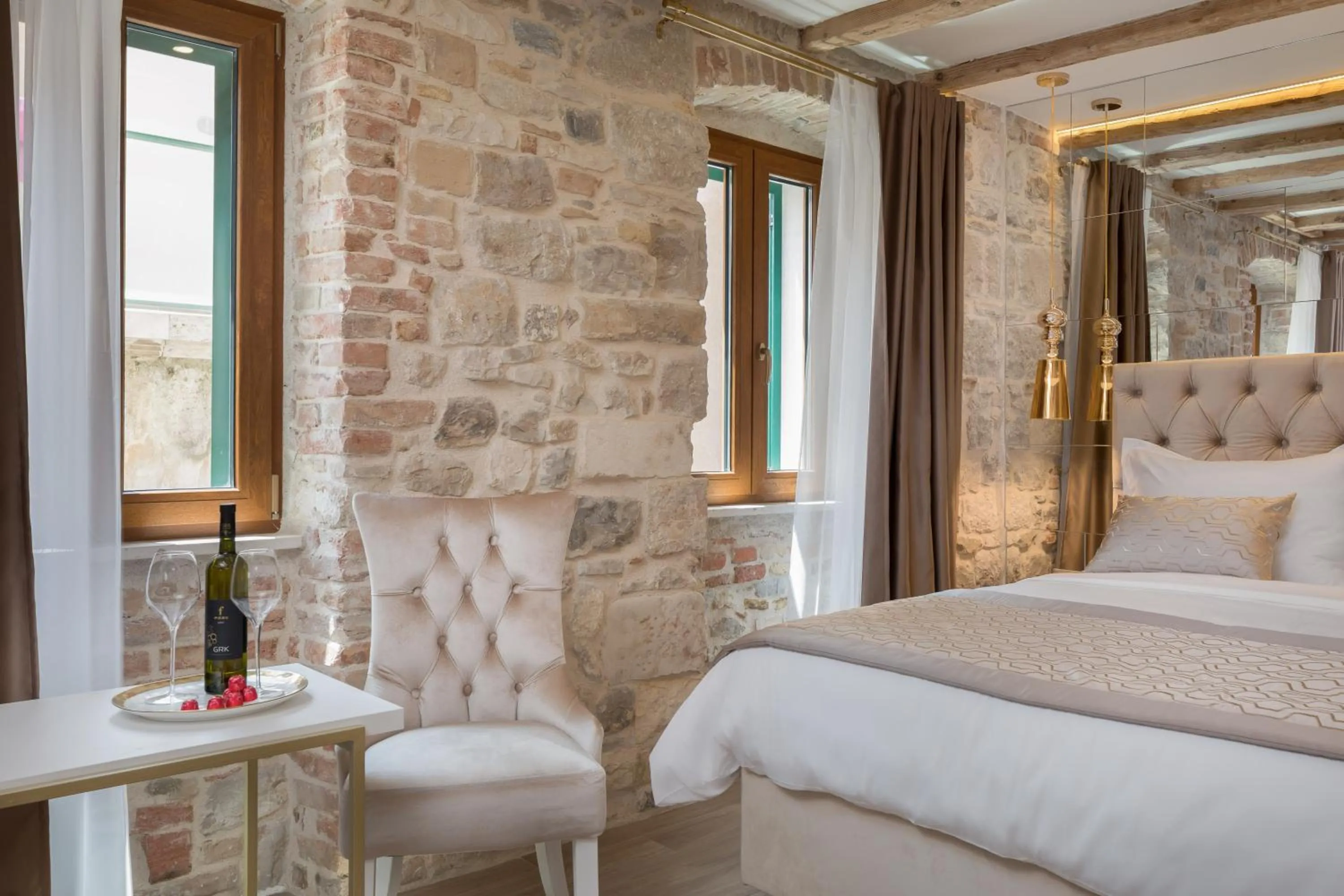 Bed in Le Premier Luxury Rooms