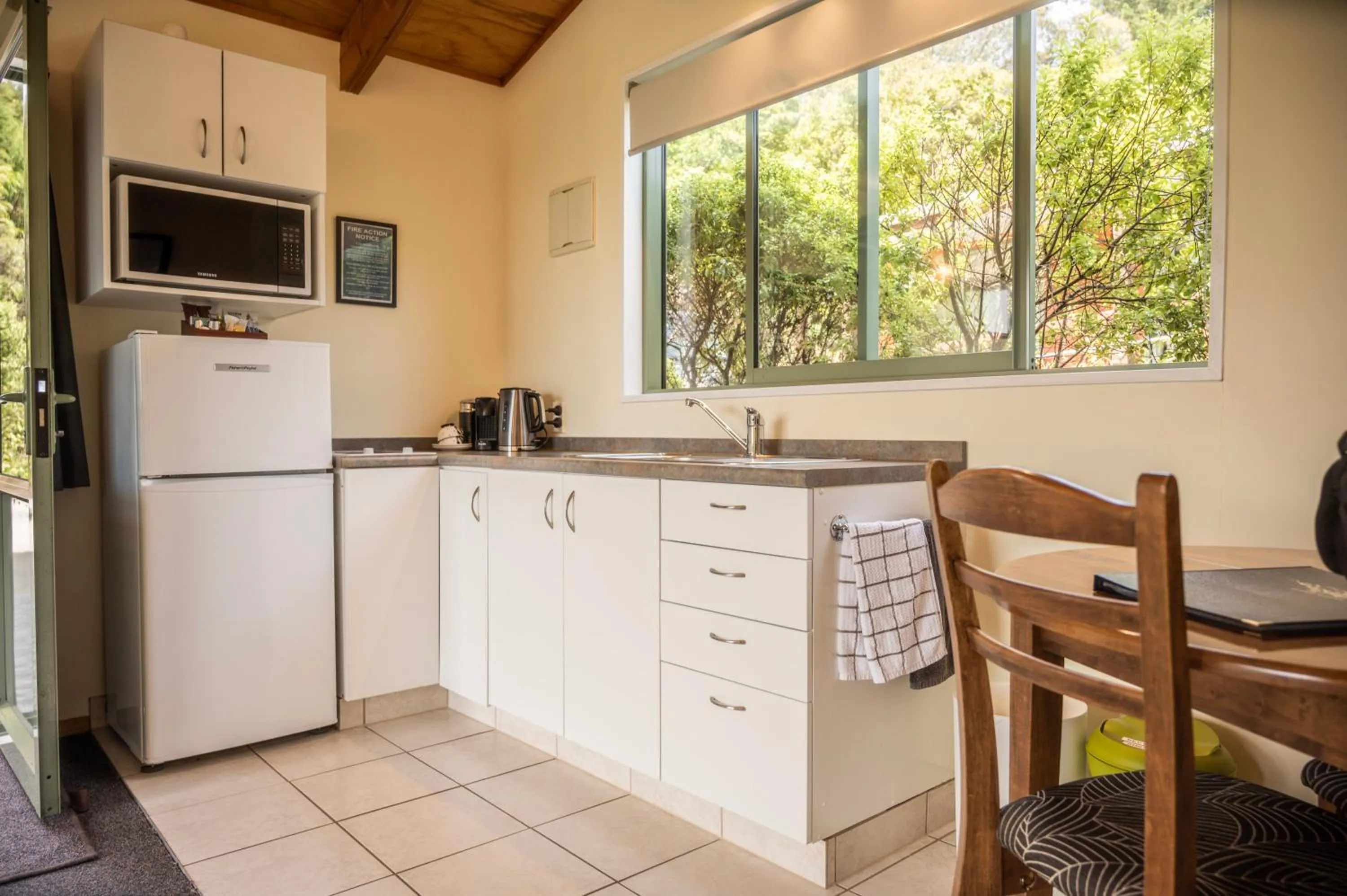 Kitchen or kitchenette in Goldfield Suites