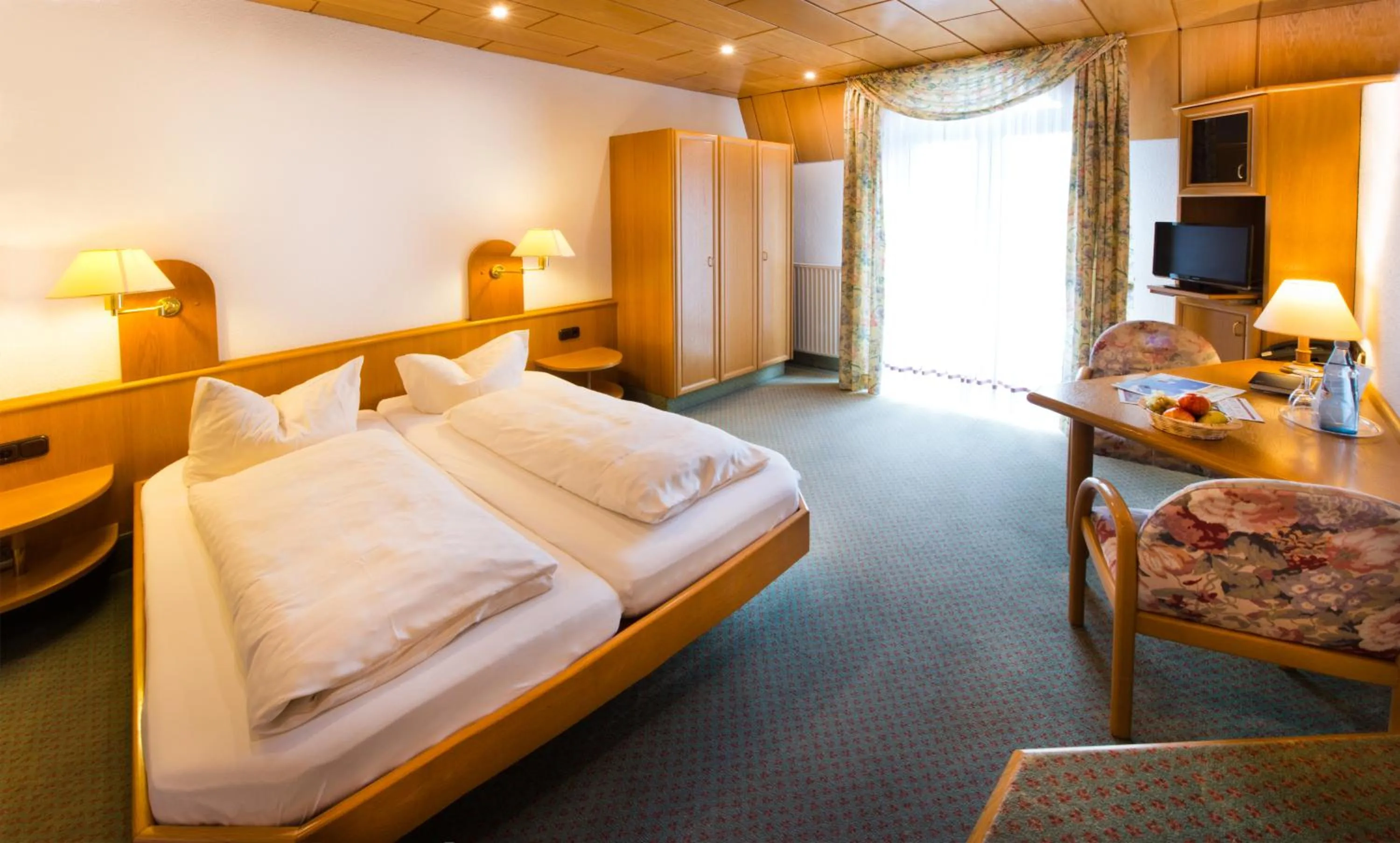 Bedroom, Bed in Hotel & Restaurant Krone