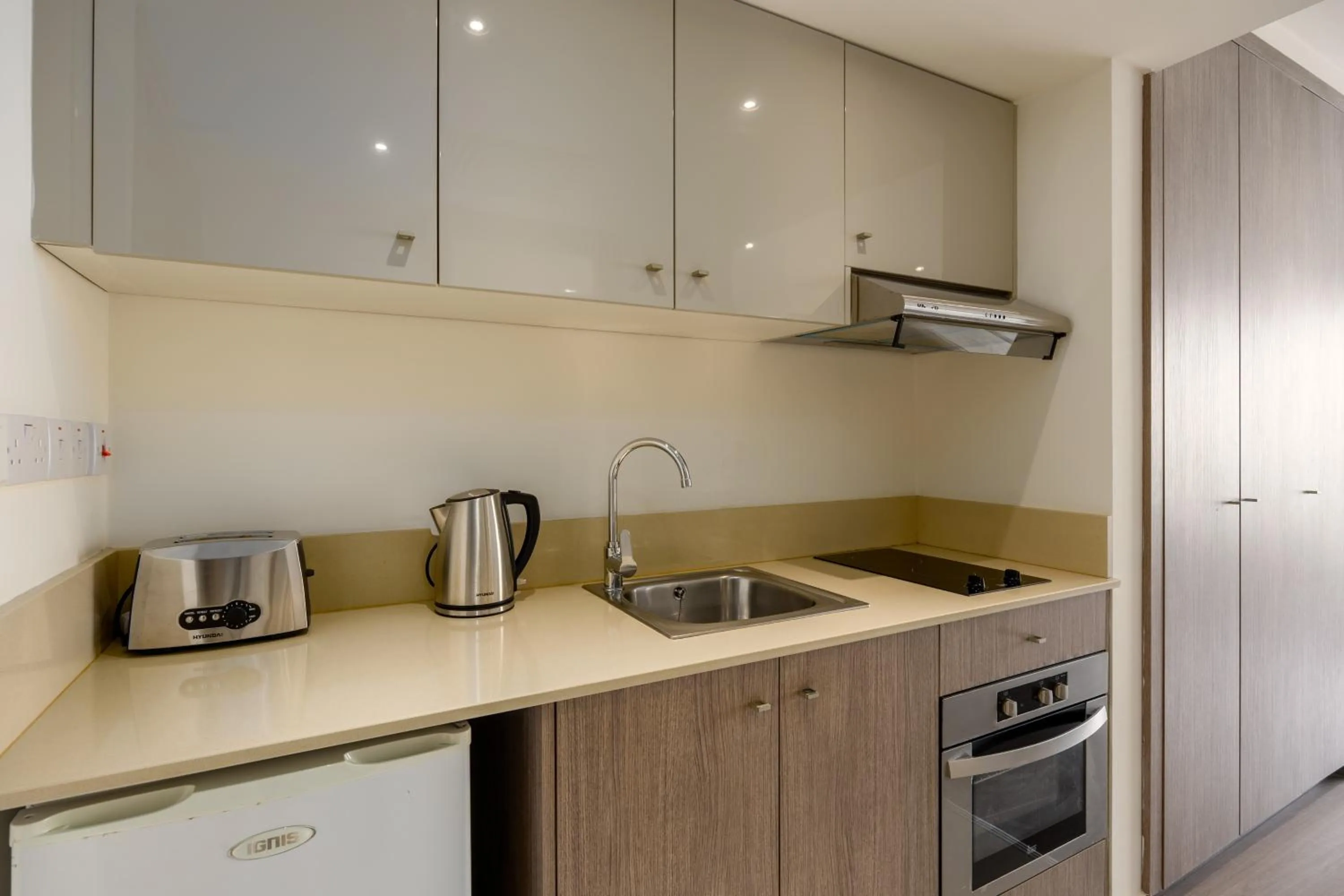 Coffee/tea facilities in Melpo Antia Hotel & Suites