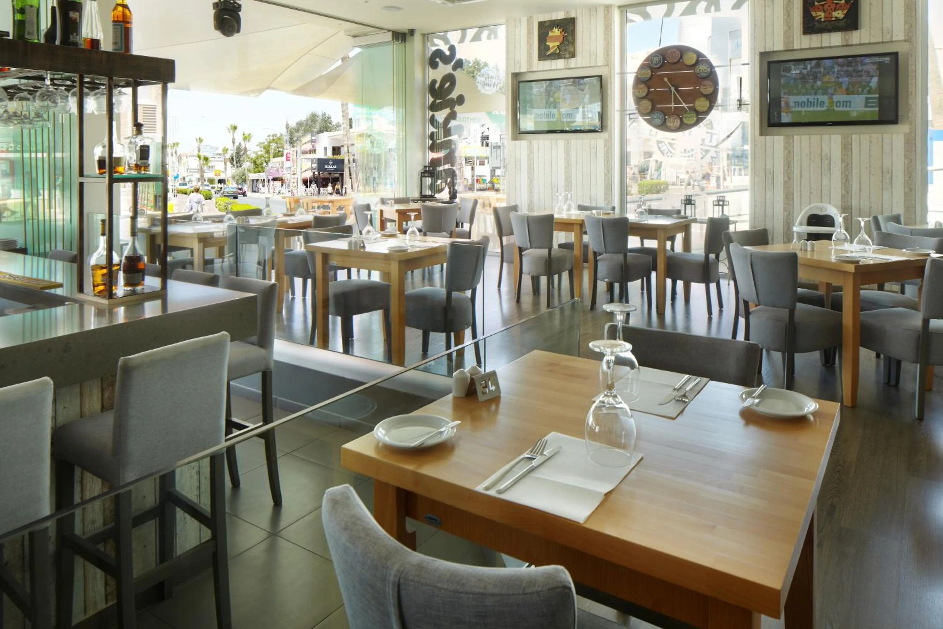 Restaurant/places to eat in Melpo Antia Hotel & Suites