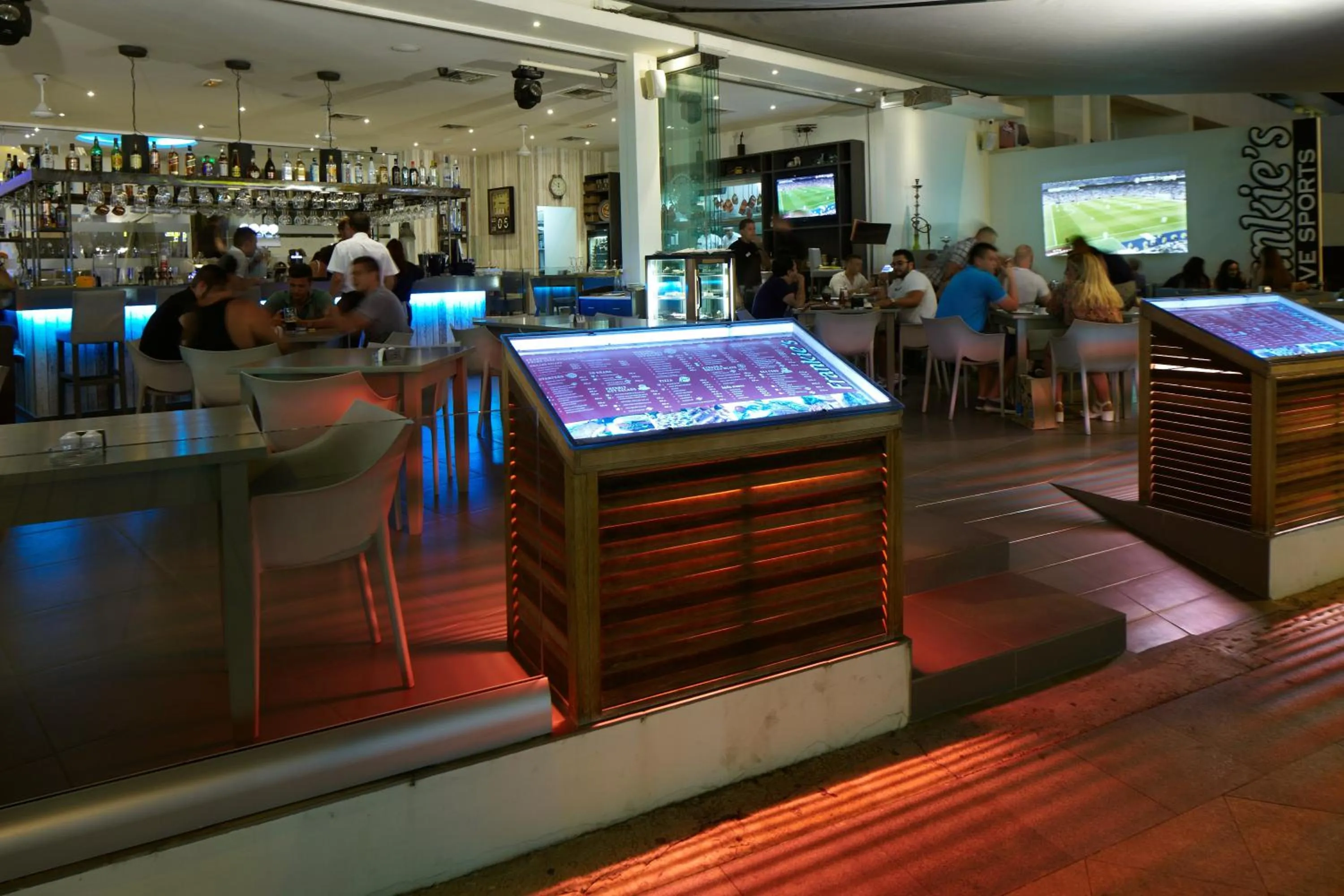 Restaurant/places to eat in Melpo Antia Hotel & Suites