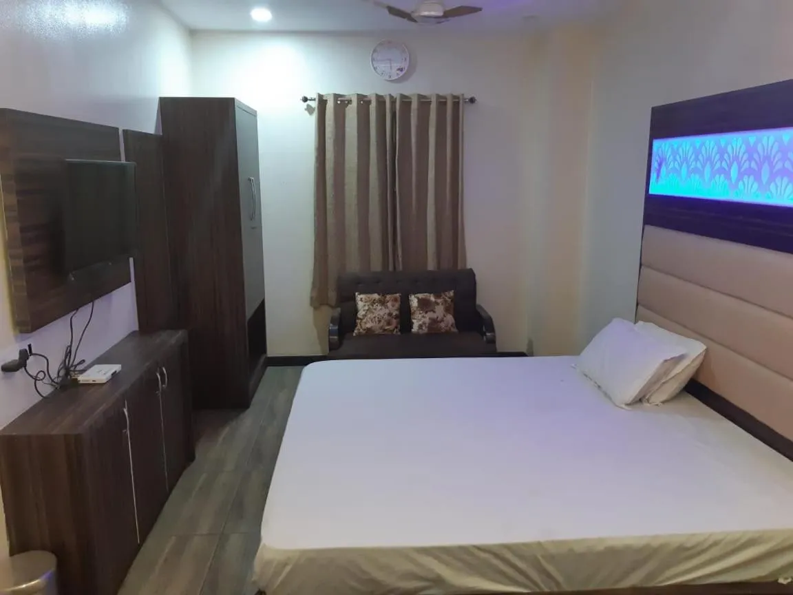 Bed in Hotel Midtown & Restaurant