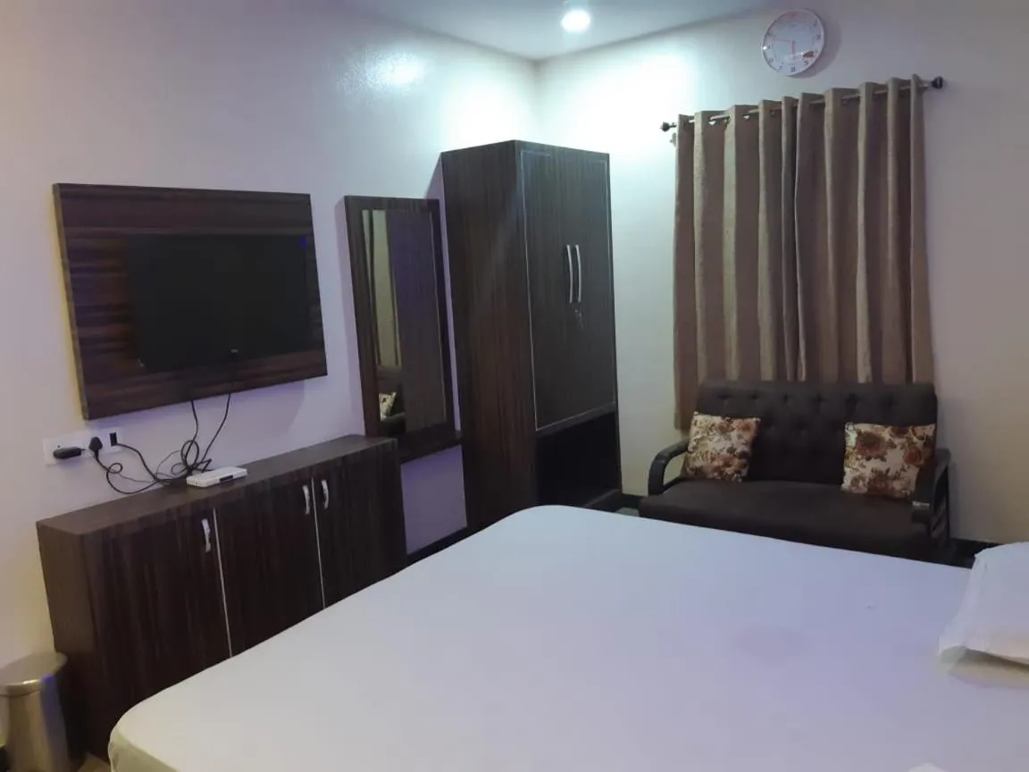 Bed in Hotel Midtown & Restaurant