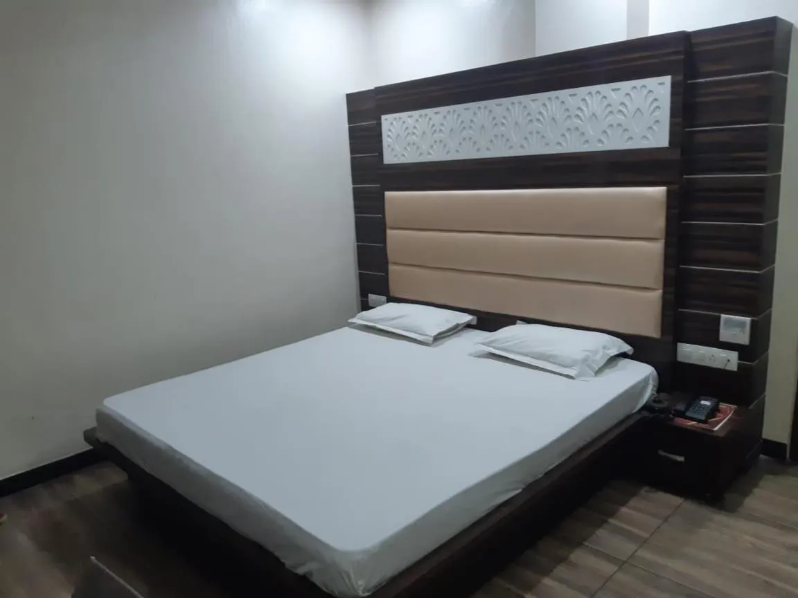 Bed in Hotel Midtown & Restaurant