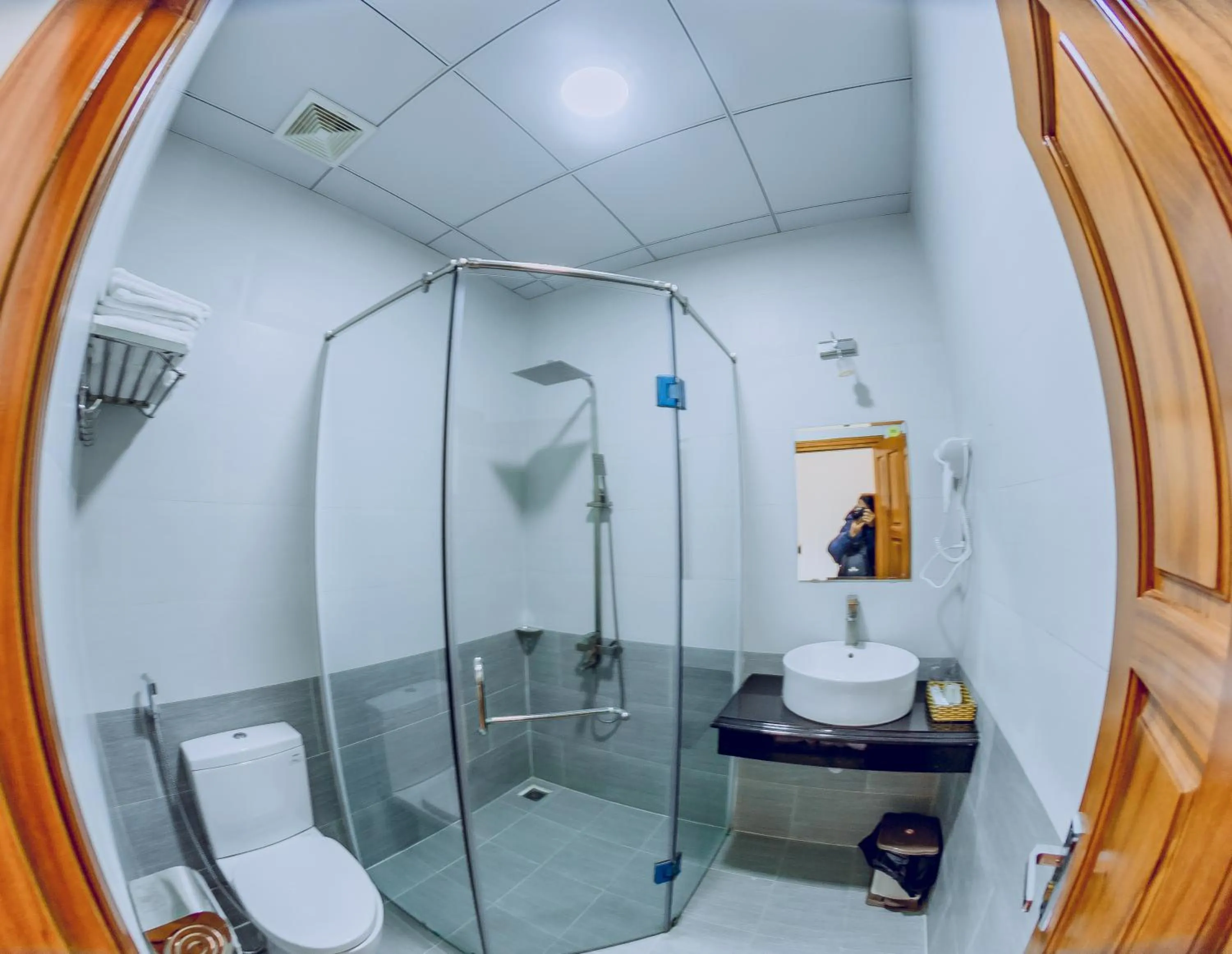 Shower in Dieu Thong Hotel