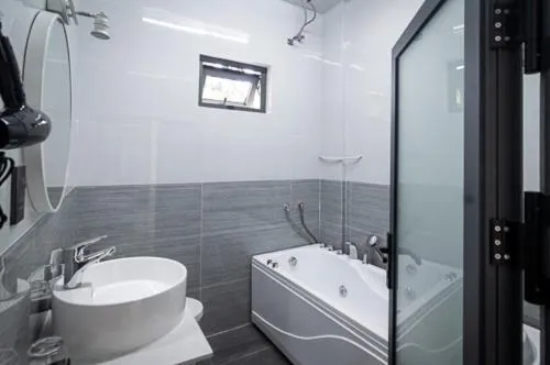 Shower in Dieu Thong Hotel