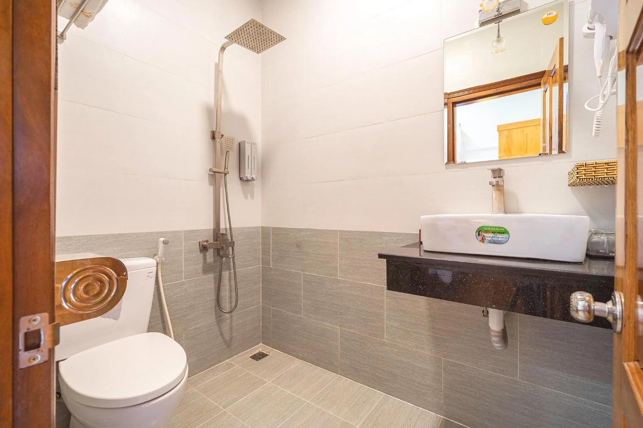 Shower in Dieu Thong Hotel