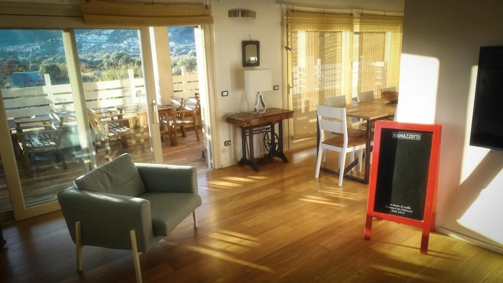 Communal lounge/ TV room in La Pecora Nera B&B
