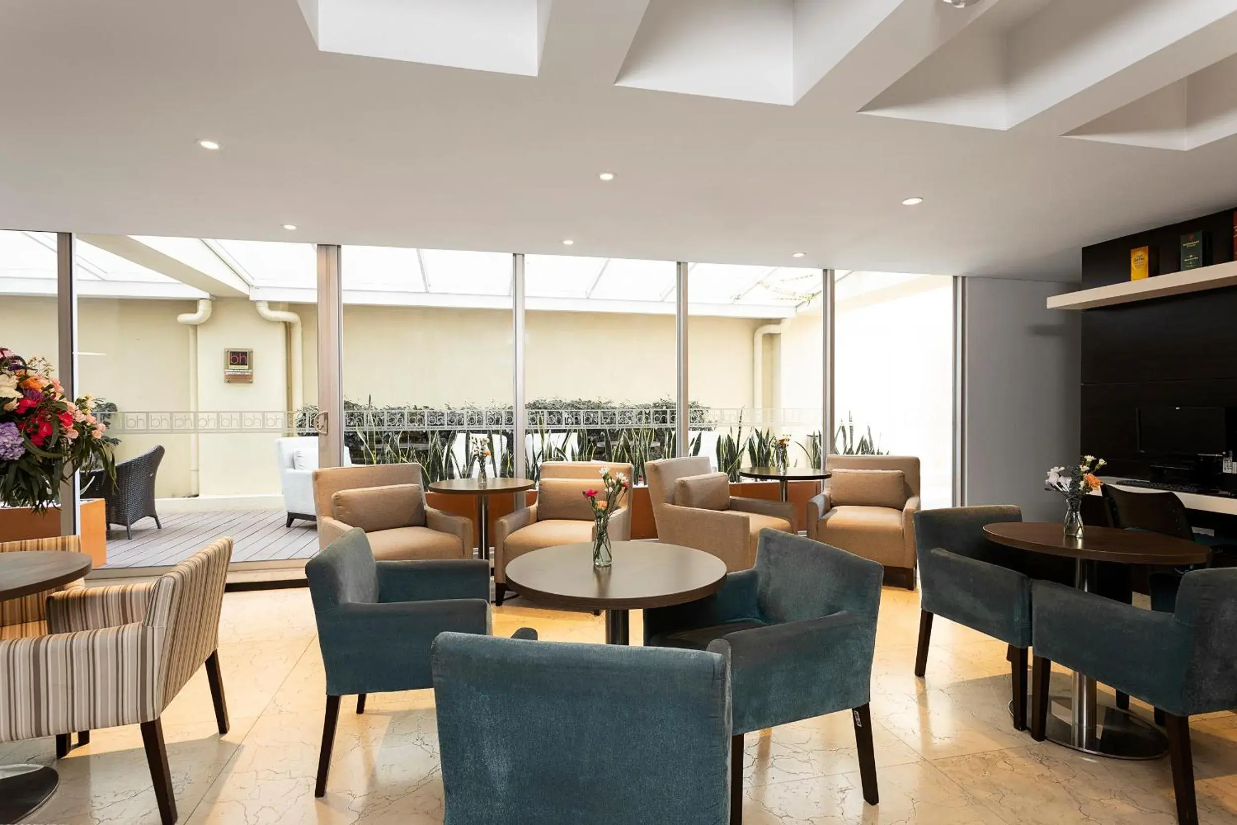 Lounge or bar in Hotel bh Bicentenario Lounge or bar in Hotel bh Bicentenario