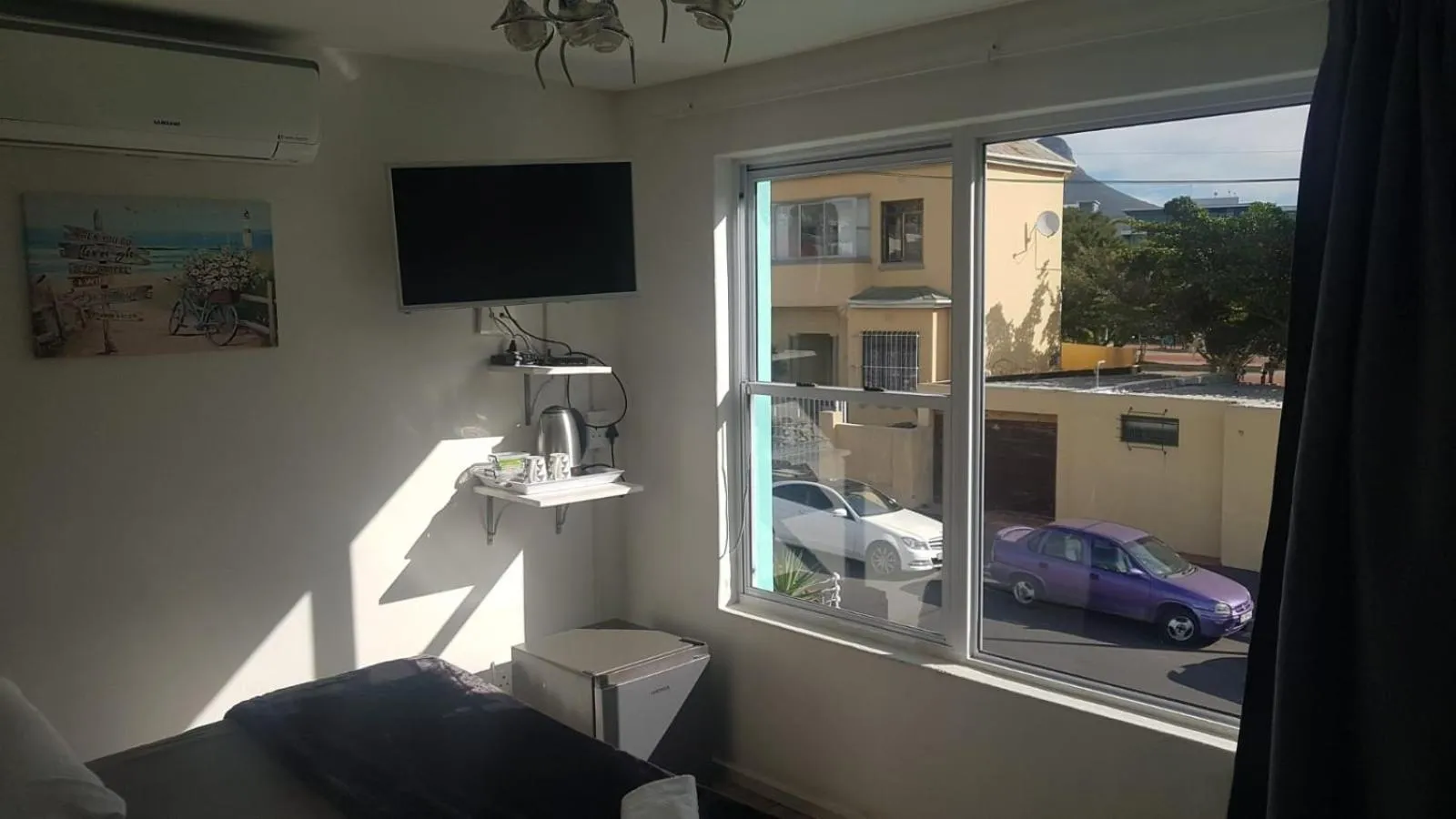 Photo of the whole room in The Mountains