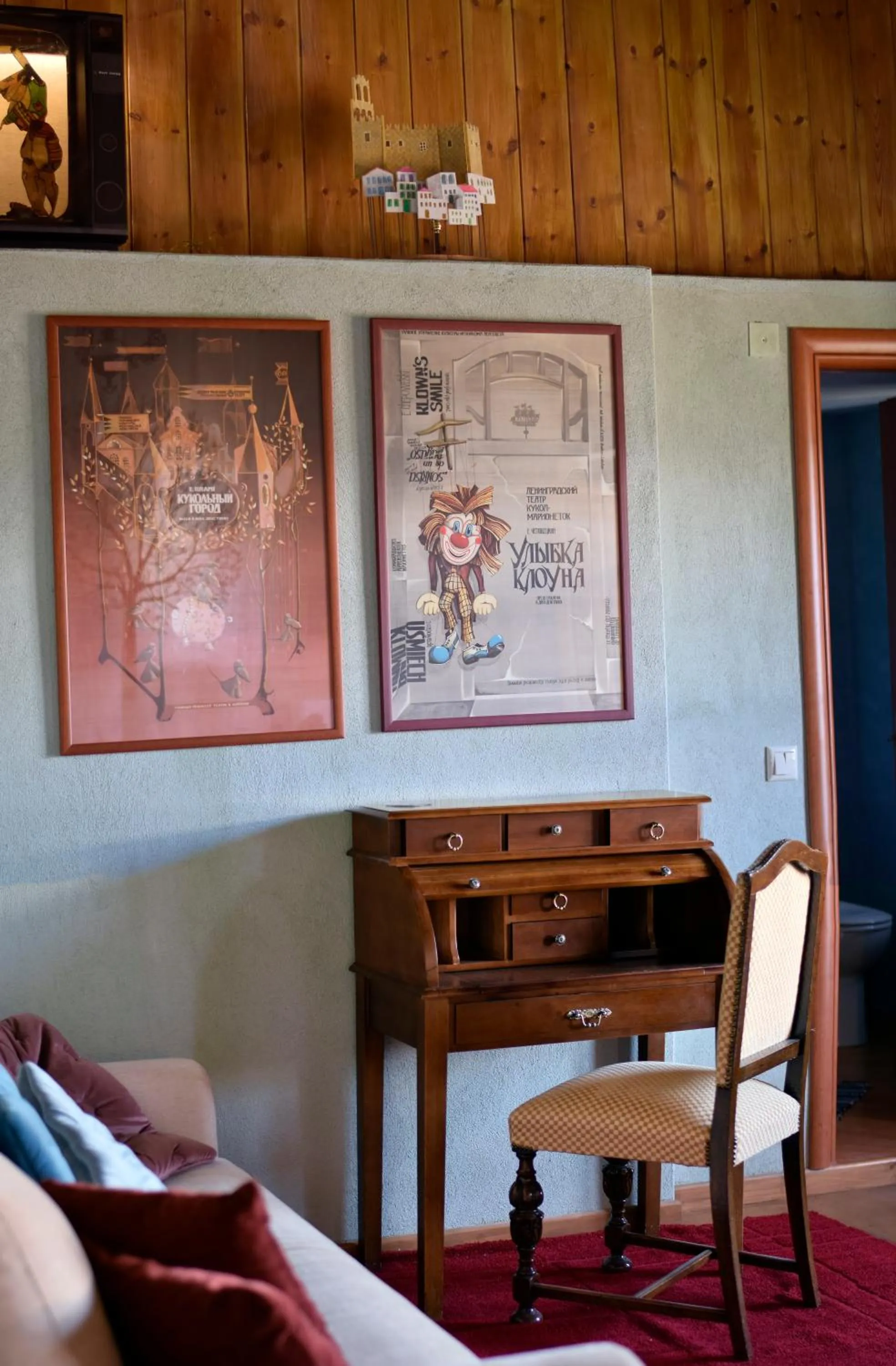 Photo of the whole room in Great Mantineia