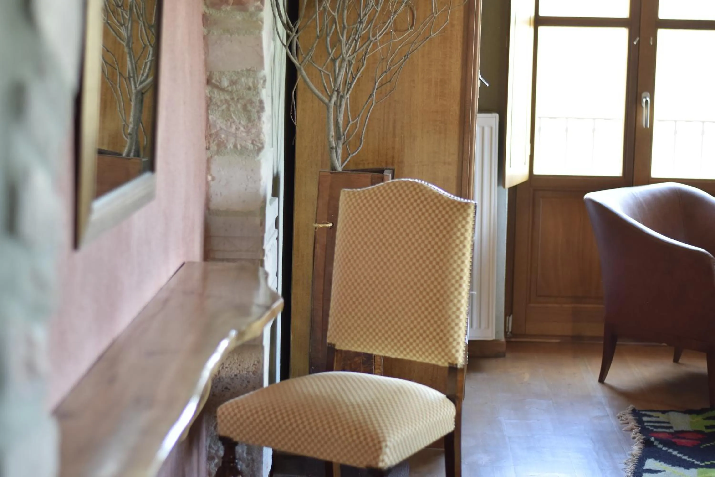 Photo of the whole room in Great Mantineia