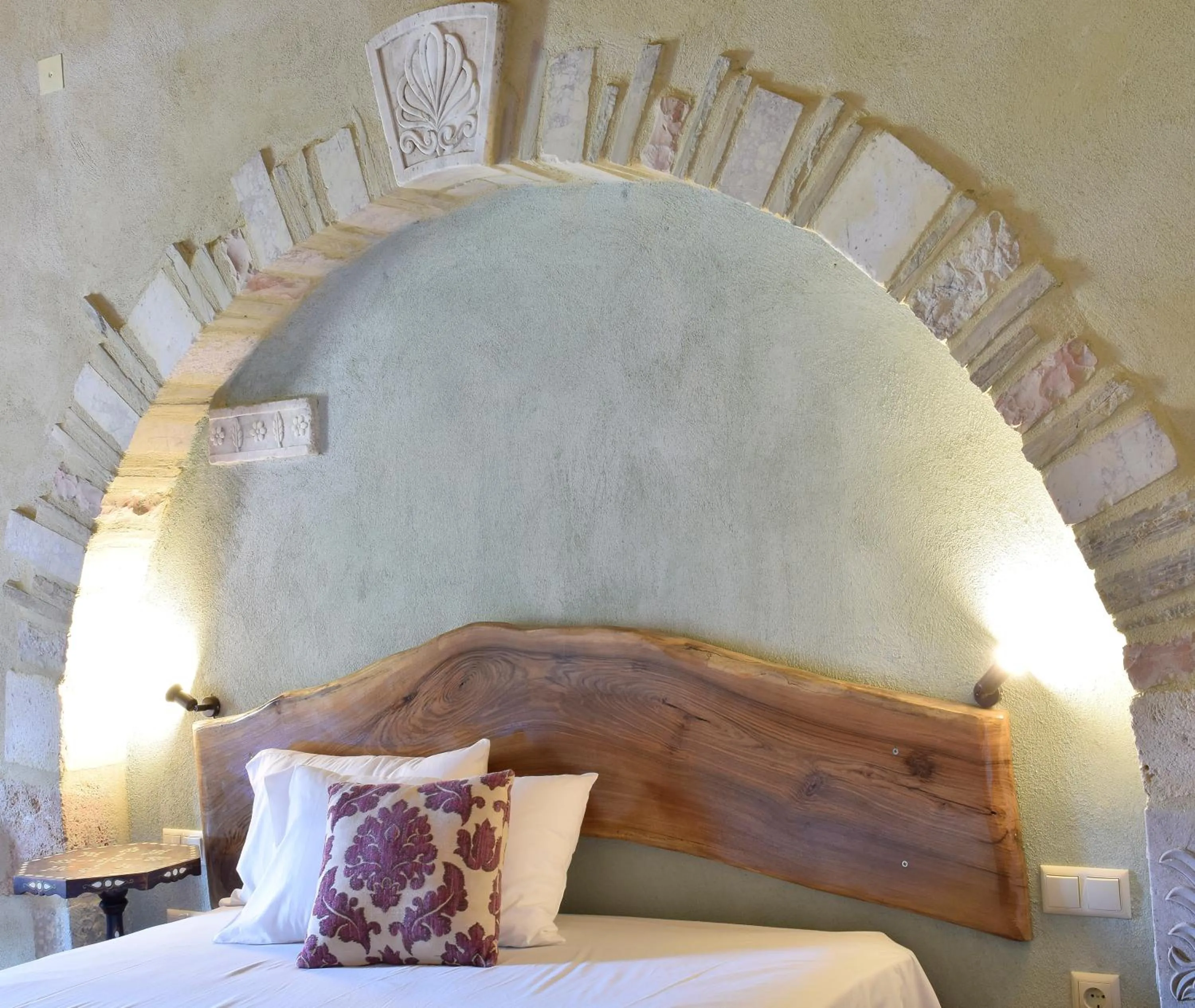 Bed in Great Mantineia