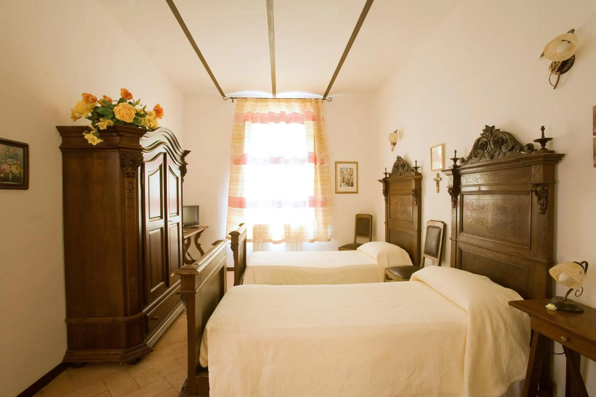 Shower, Bed in Villa Gioia Civita