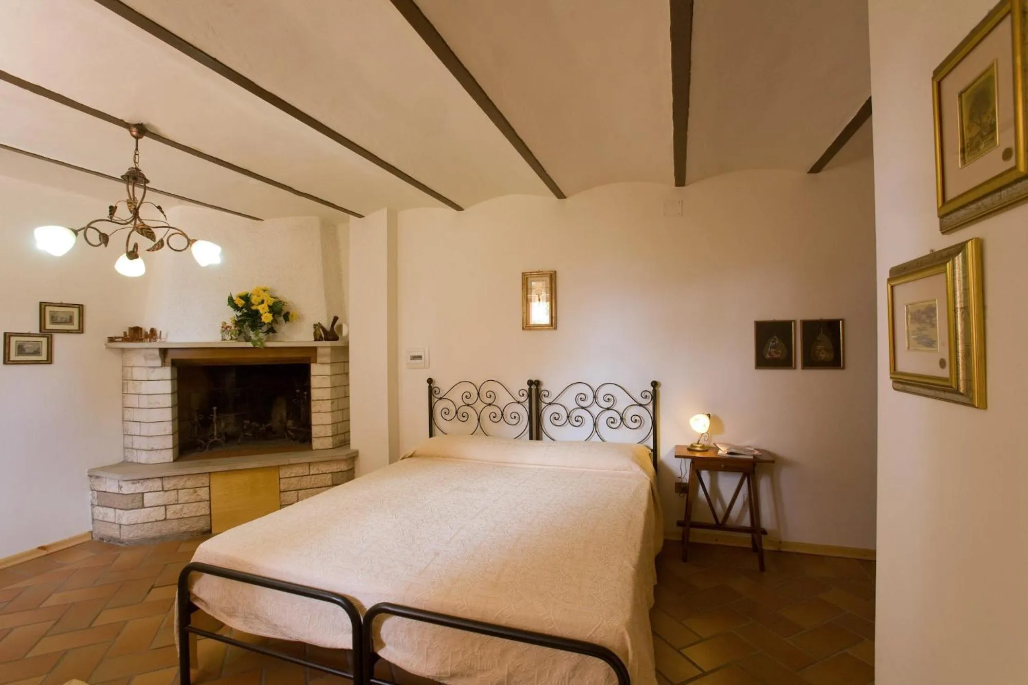 Photo of the whole room, Bed in Villa Gioia Civita