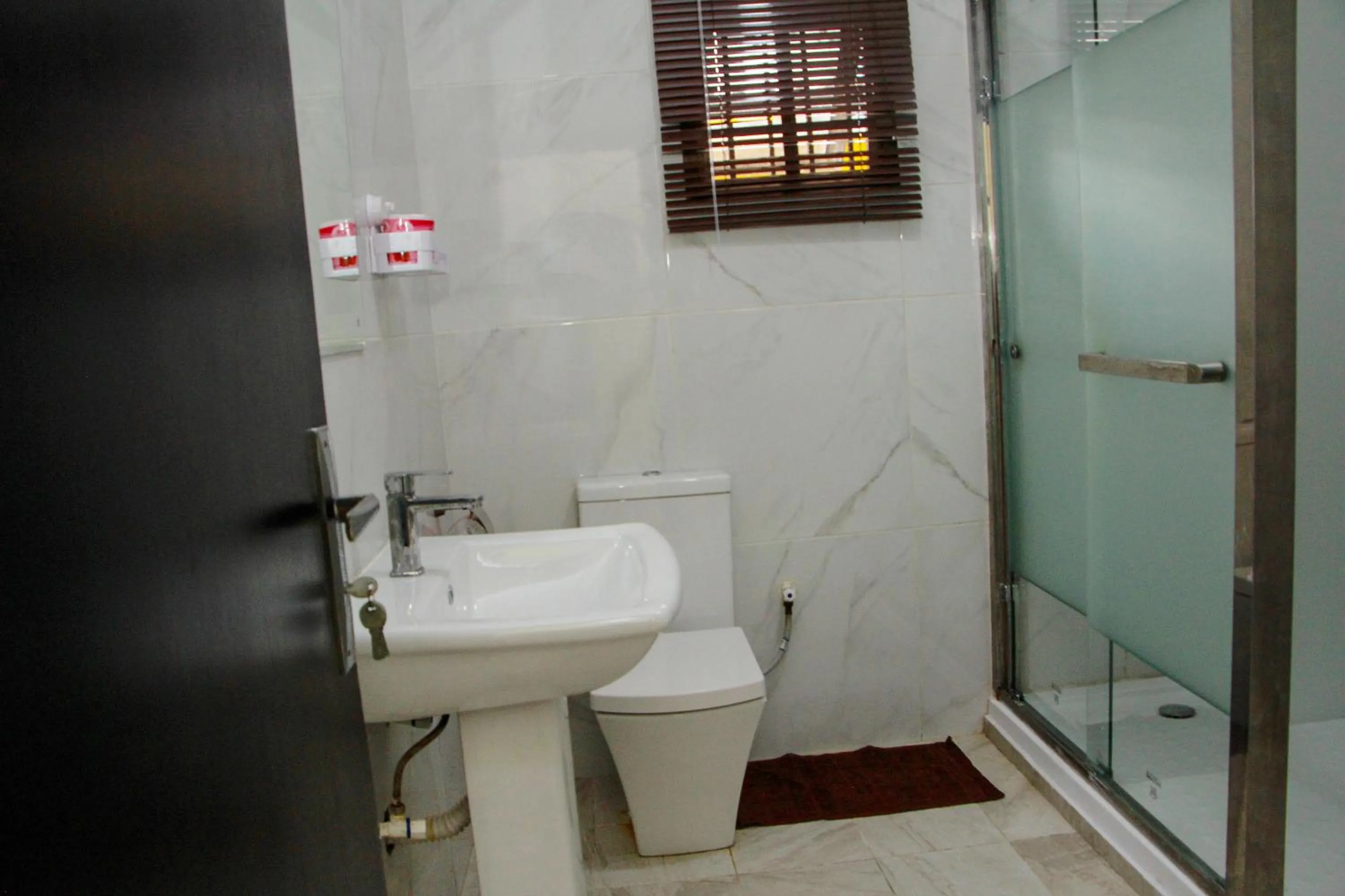 Shower in MITOS LUXURY SUITES -Somosu